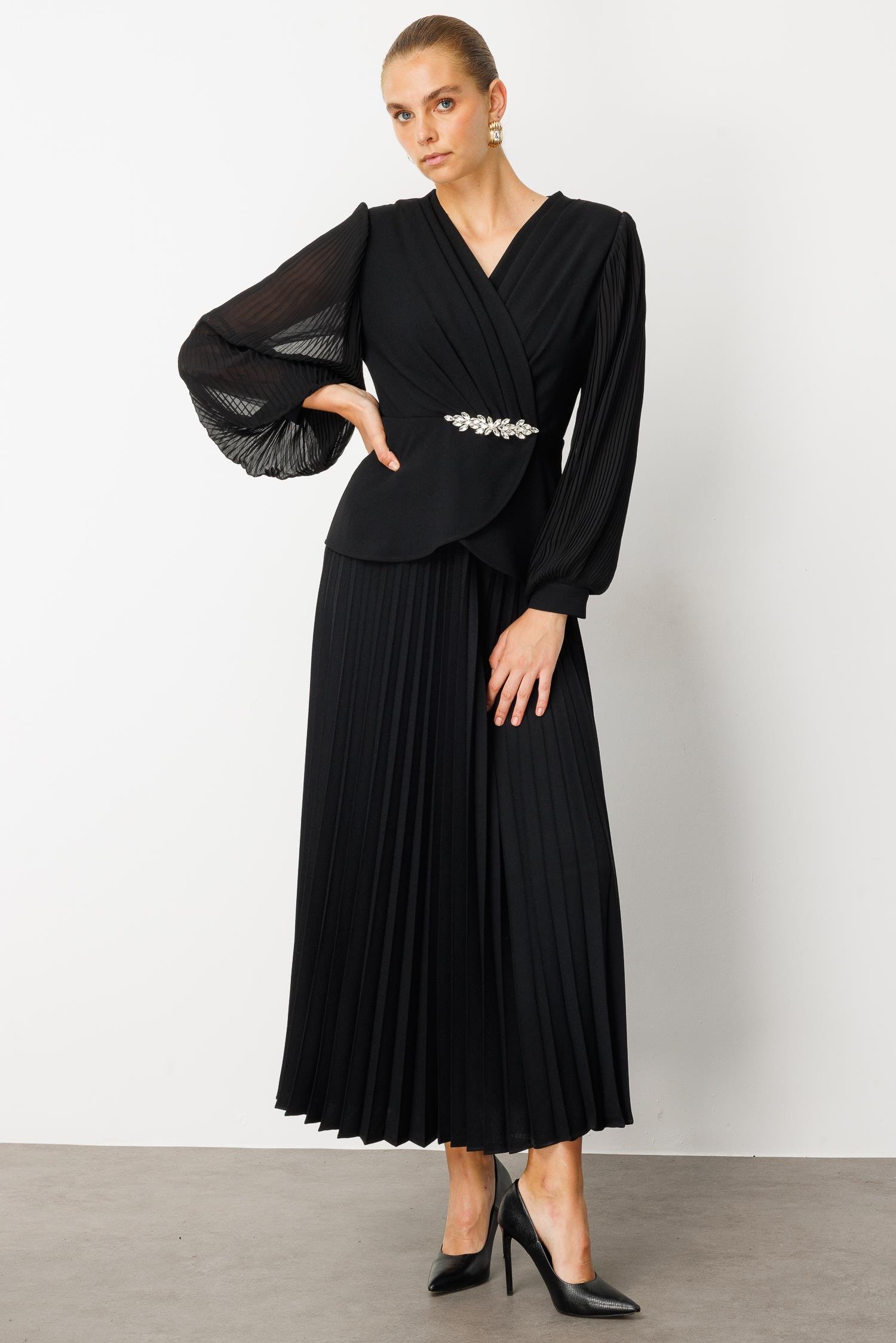 Modailgi  Beli Taş Detaylı Kolları ve Eteği Pliseli Elbise Siyah