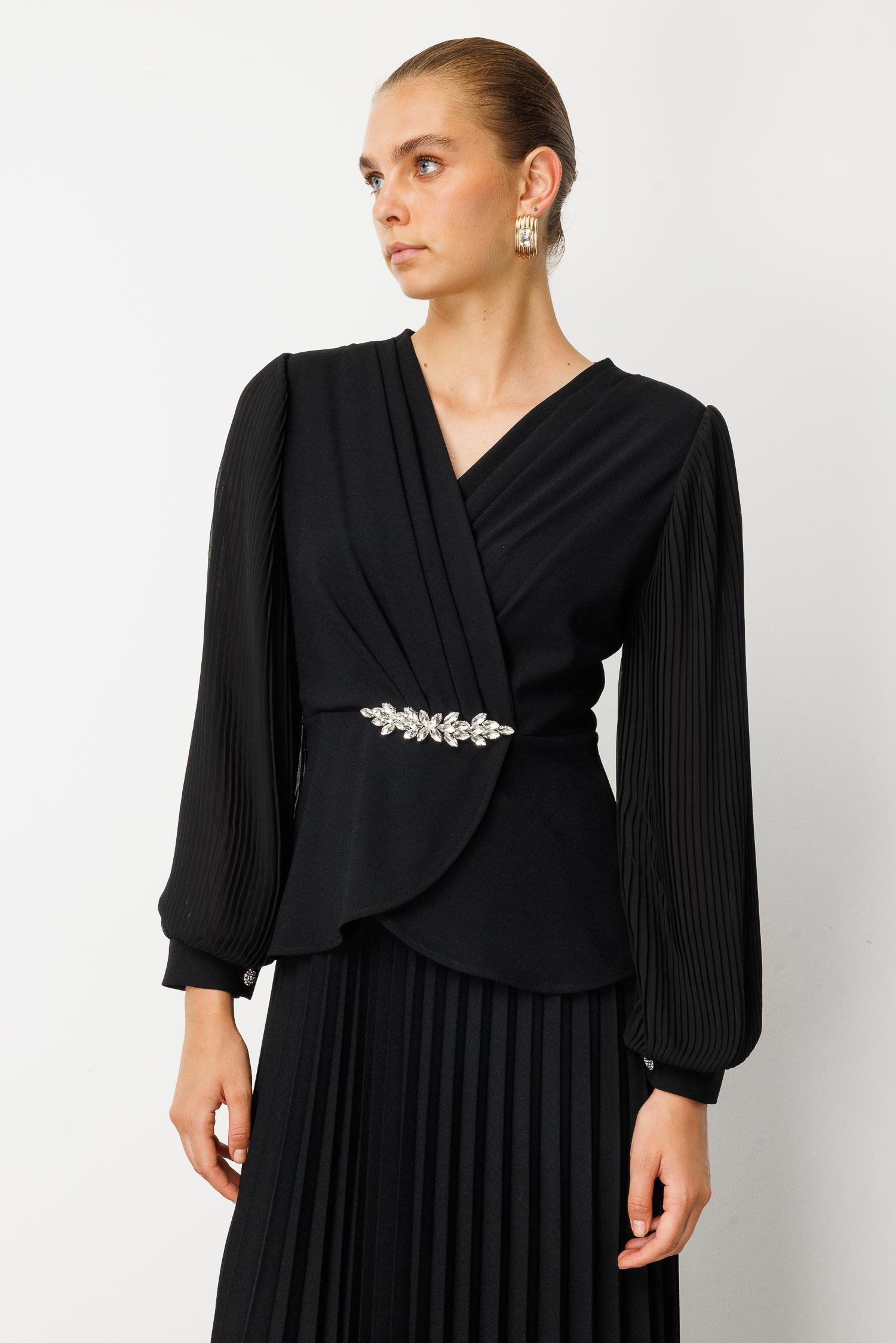 Modailgi  Beli Taş Detaylı Kolları ve Eteği Pliseli Elbise Siyah