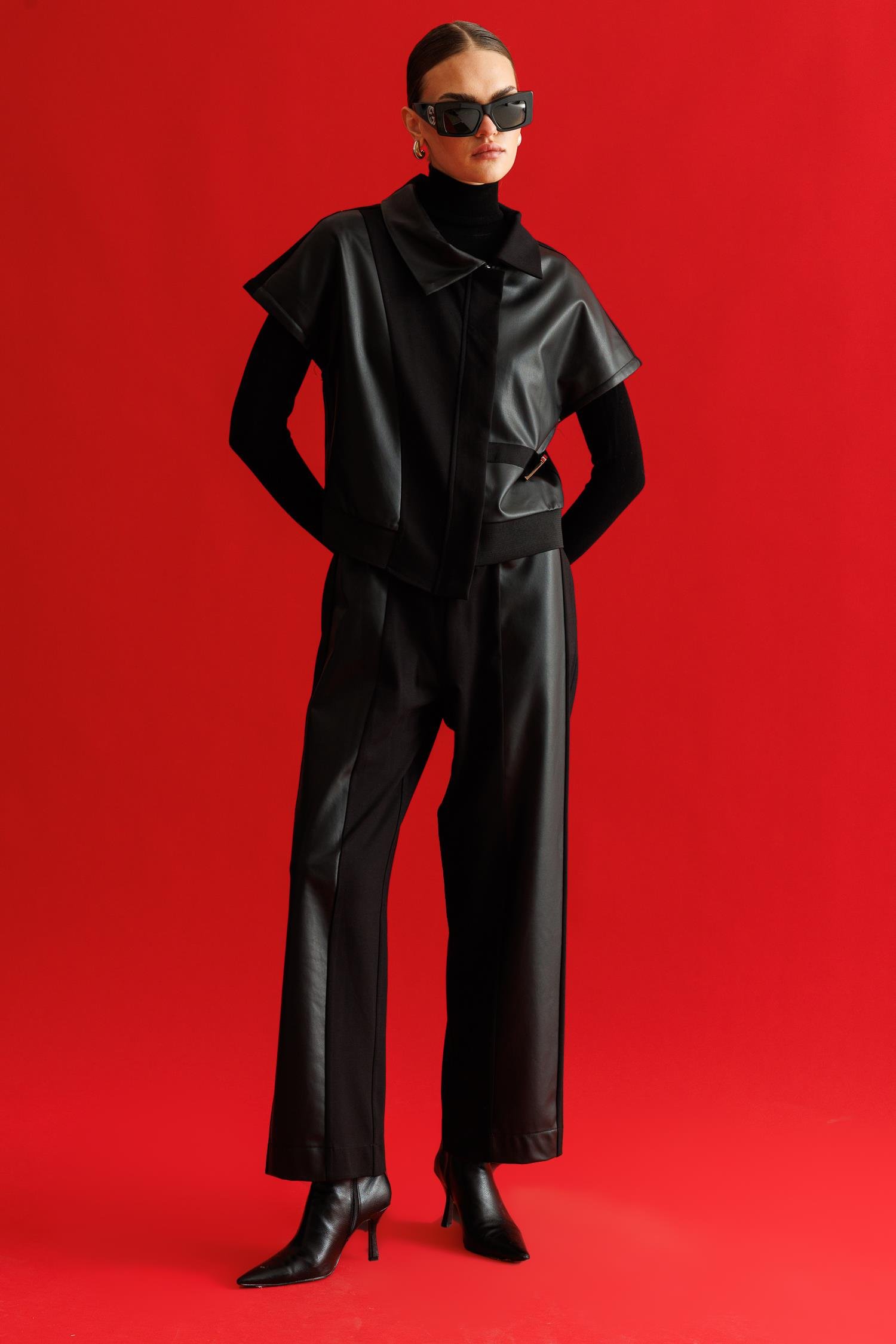 Modailgi  Belinde Tokalı Deri Detaylı Krop Tunik - 40072 Siyah