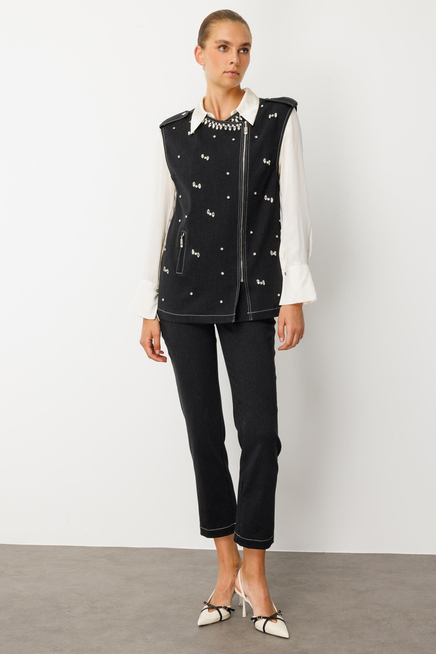 Modailgi  Beyoğlu Taş Detaylı Önü Fermuarlı Omuzları Apoletli Yelek - 47002 Siyah
