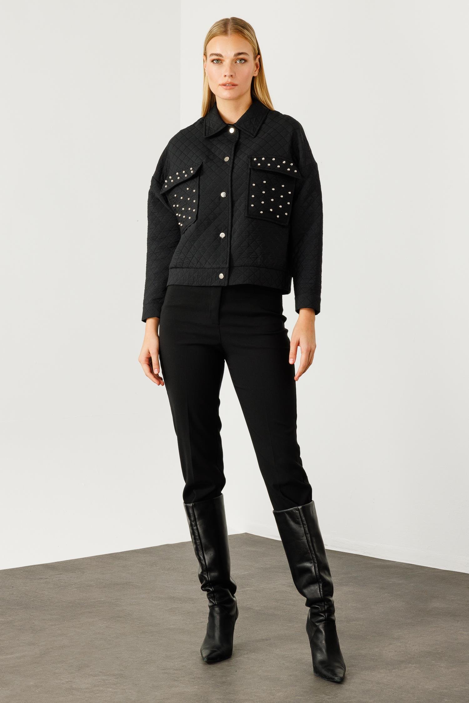 Modailgi  Cepleri Trok Detaylı Kısa Kapitone Mont Siyah