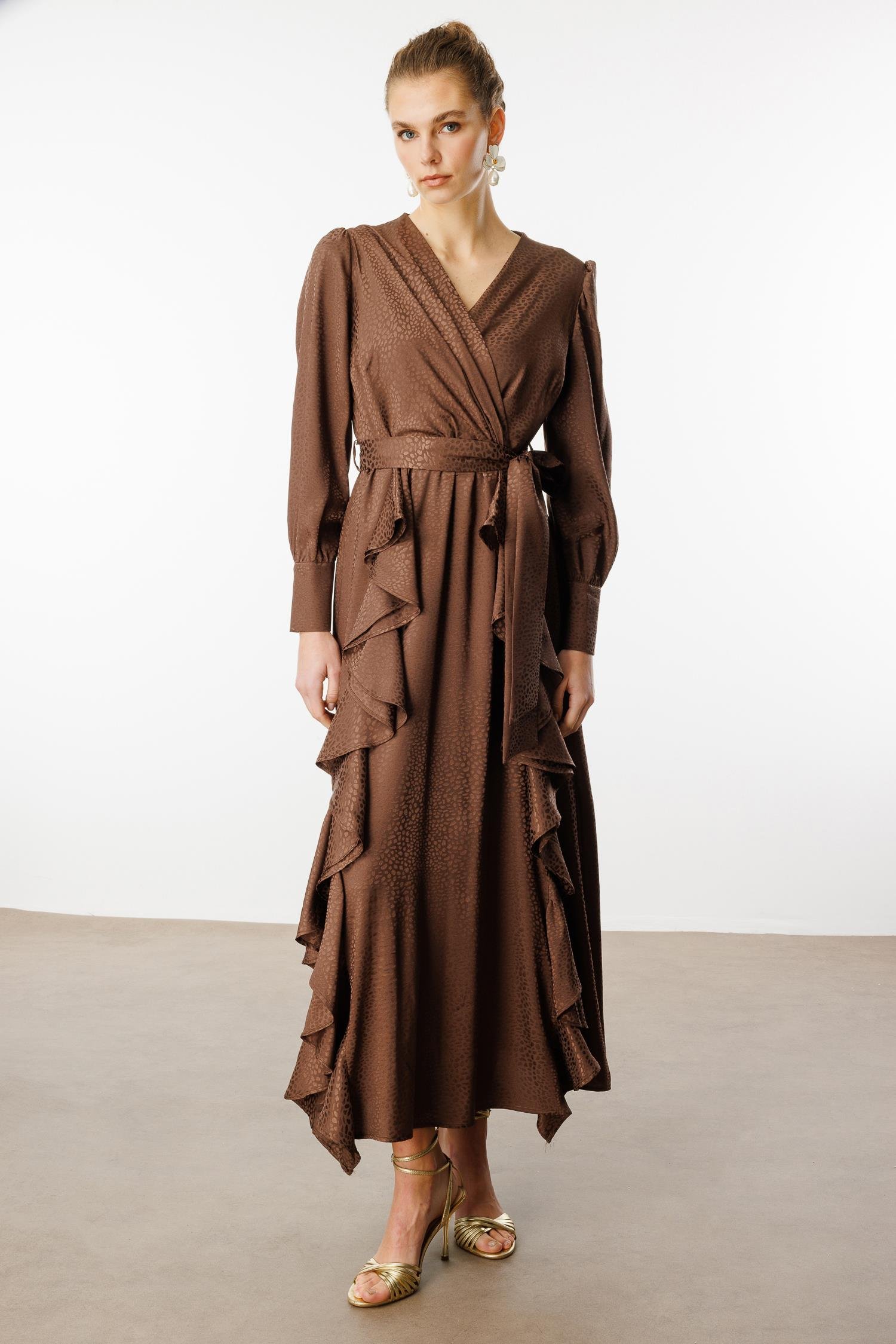 Modailgi  Çift Volanlı Jakar Desenli Kruvaze Elbise KAHVE PUANTİYELİ