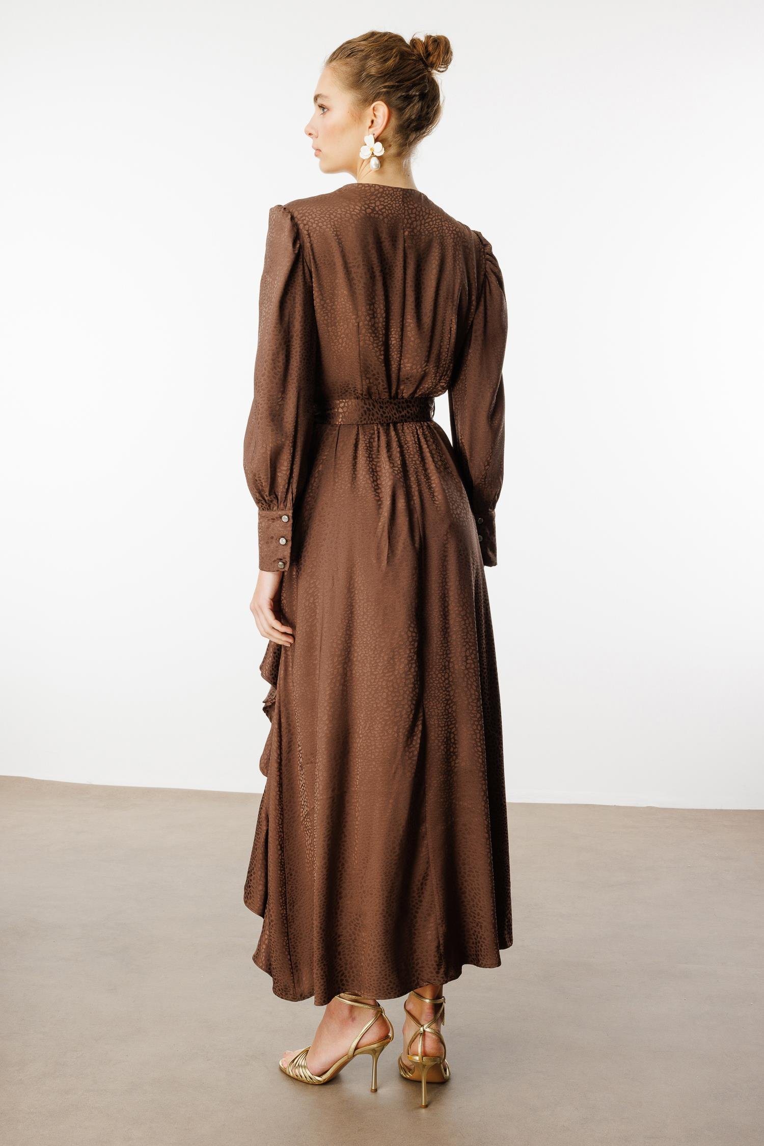 Modailgi  Çift Volanlı Jakar Desenli Kruvaze Elbise KAHVE PUANTİYELİ