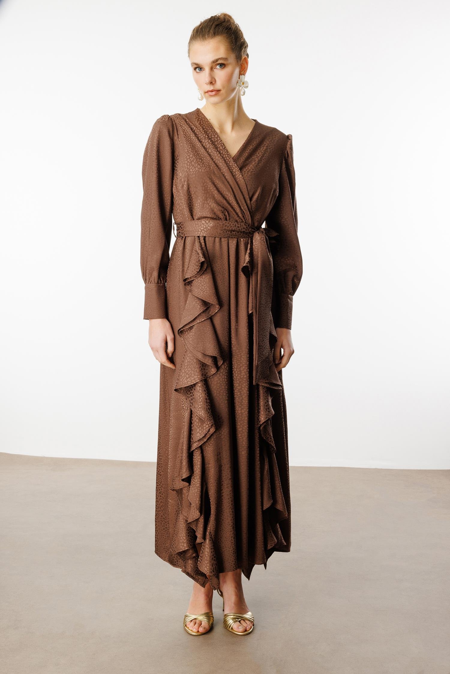 Modailgi  Çift Volanlı Jakar Desenli Kruvaze Elbise KAHVE PUANTİYELİ