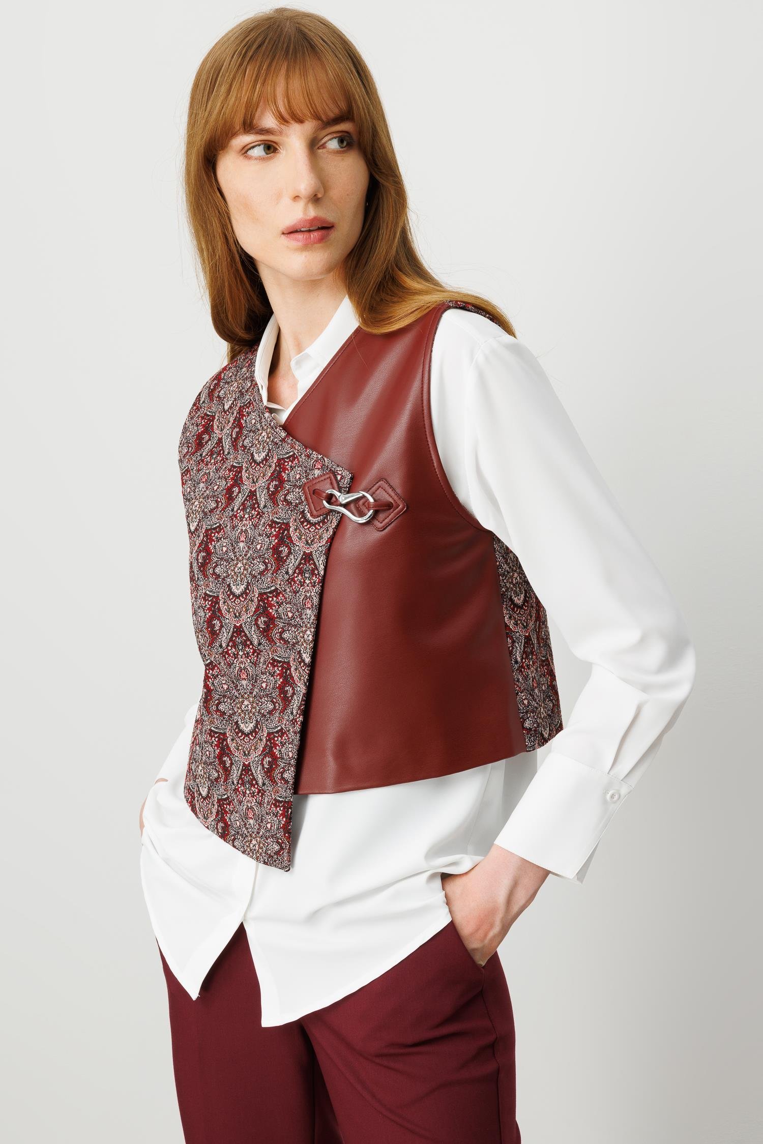 Modailgi  Deri Garni Kumaşlı Klapa Kapamalı Asimetrik Jakar Yelek Bordo