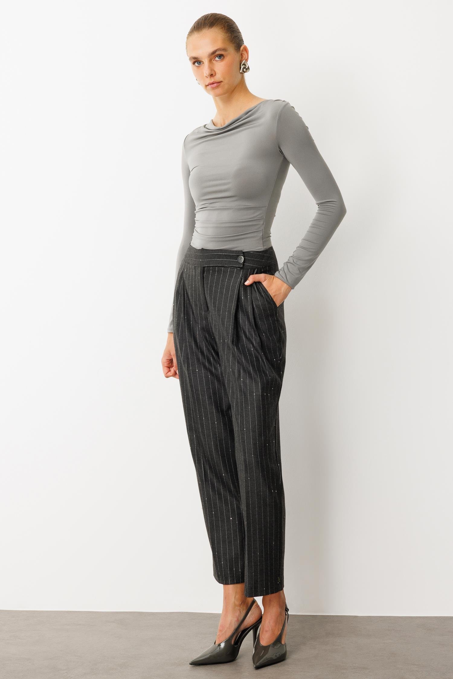 Modailgi  Dil Kemerli Kapama Çift Pileli Yandan Cepli Sigara Paça Pantolon - 75004 Siyah