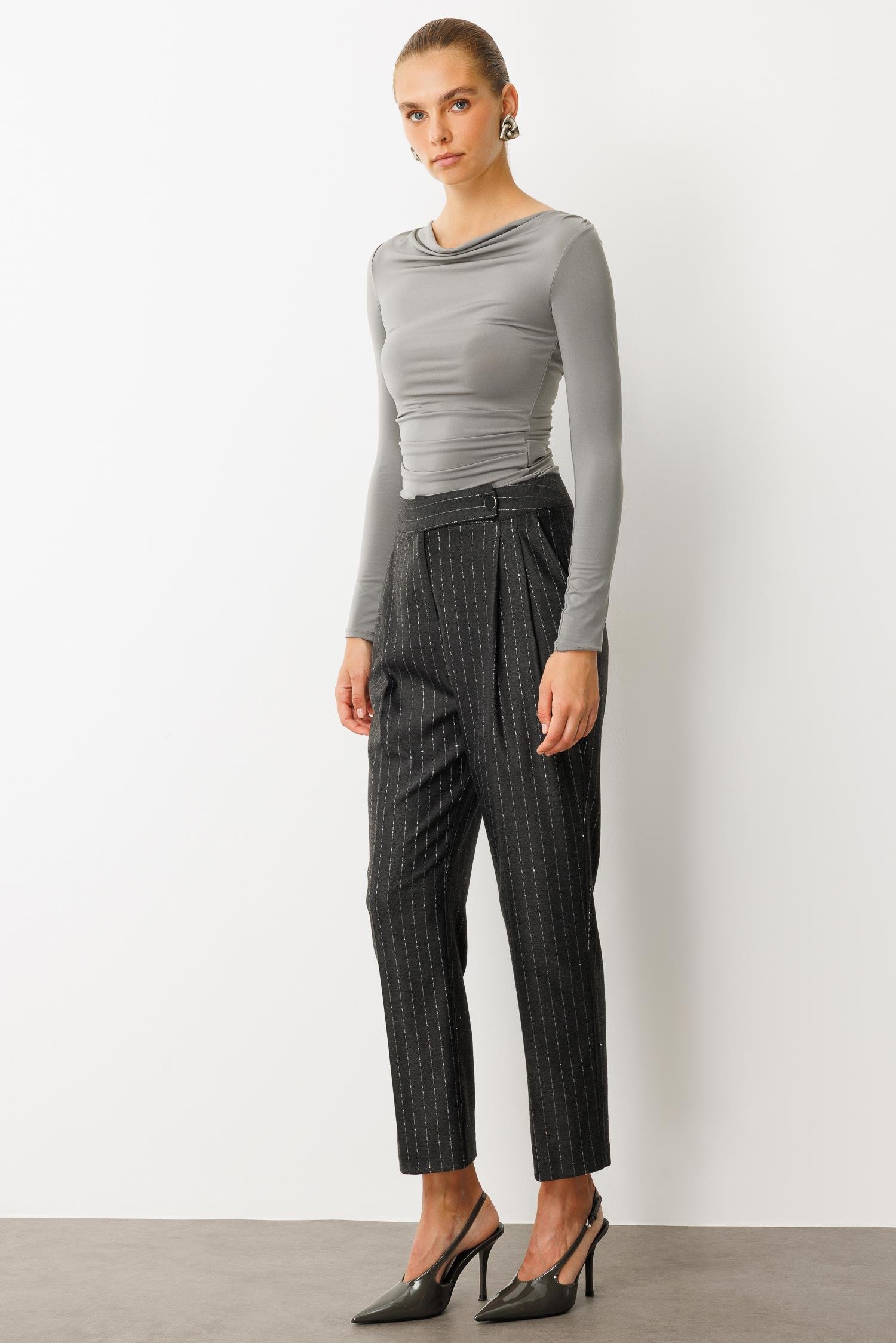 Modailgi  Dil Kemerli Kapama Çift Pileli Yandan Cepli Sigara Paça Pantolon - 75004 Siyah