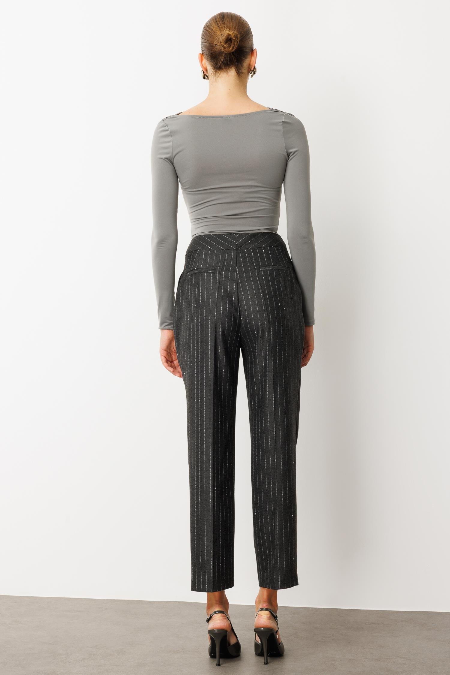 Modailgi  Dil Kemerli Kapama Çift Pileli Yandan Cepli Sigara Paça Pantolon - 75004 Siyah