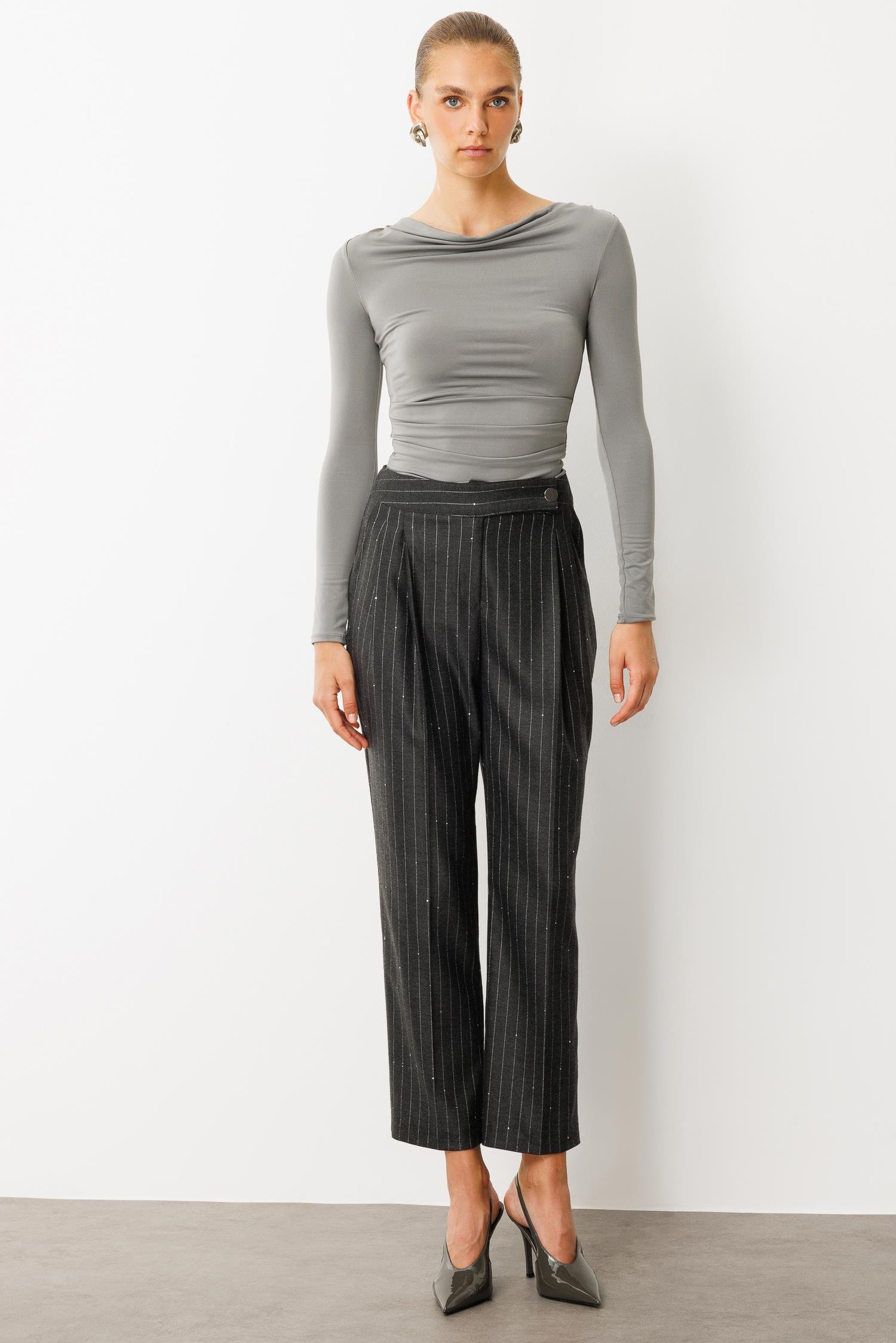 Modailgi  Dil Kemerli Kapama Çift Pileli Yandan Cepli Sigara Paça Pantolon - 75004 Siyah