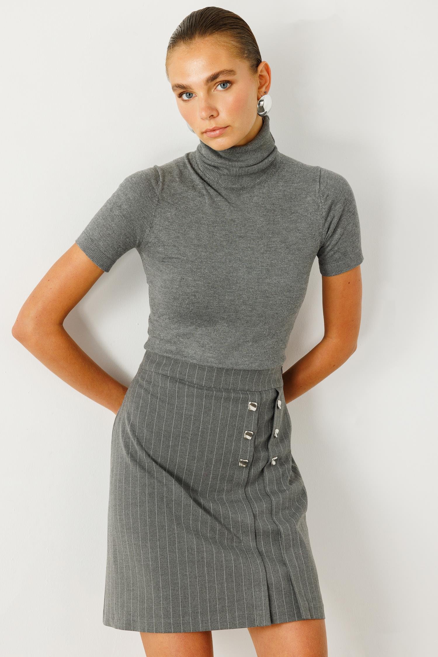 Modailgi  Düğme Detaylı Kısa Etek Gri