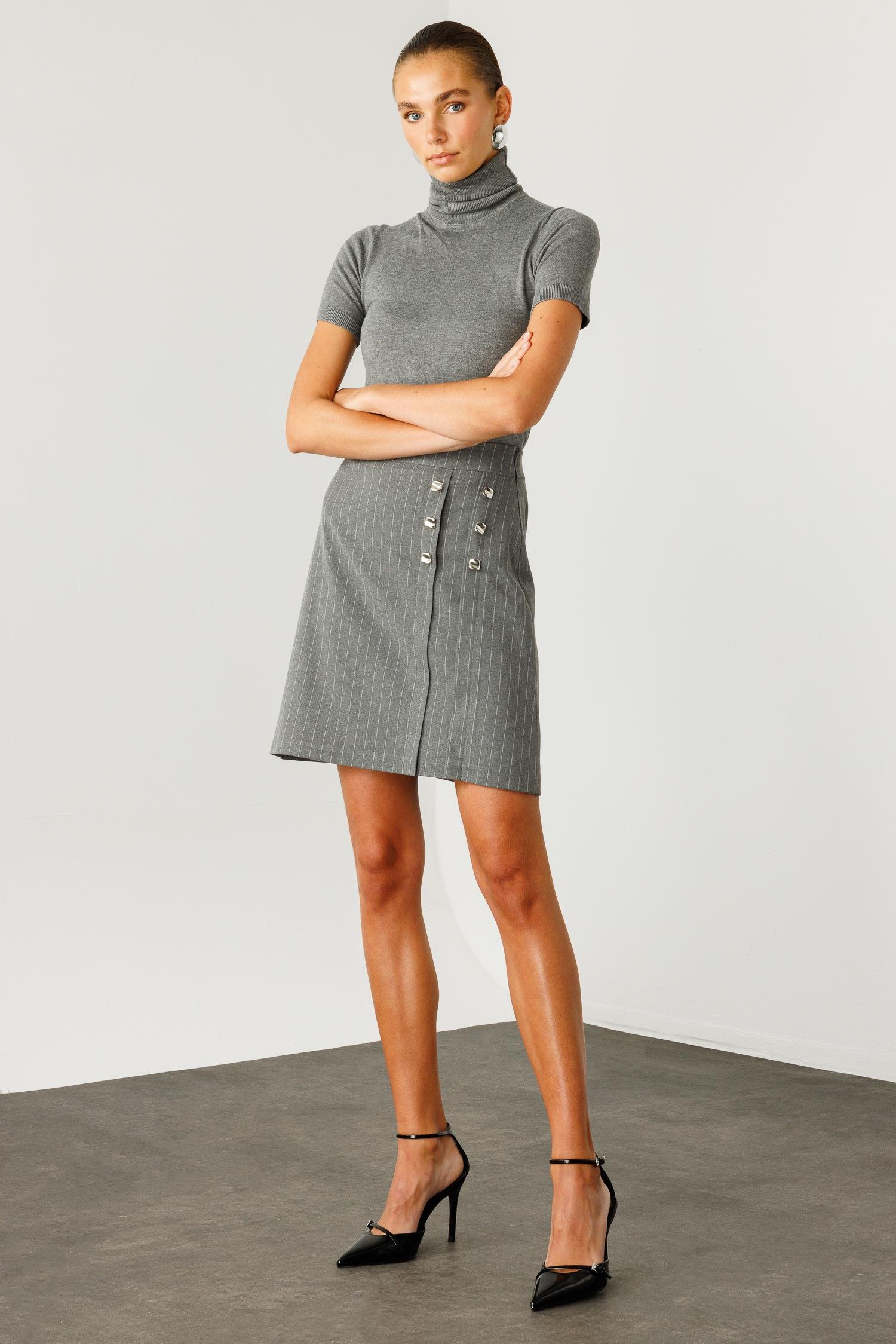 Modailgi  Düğme Detaylı Kısa Etek Gri