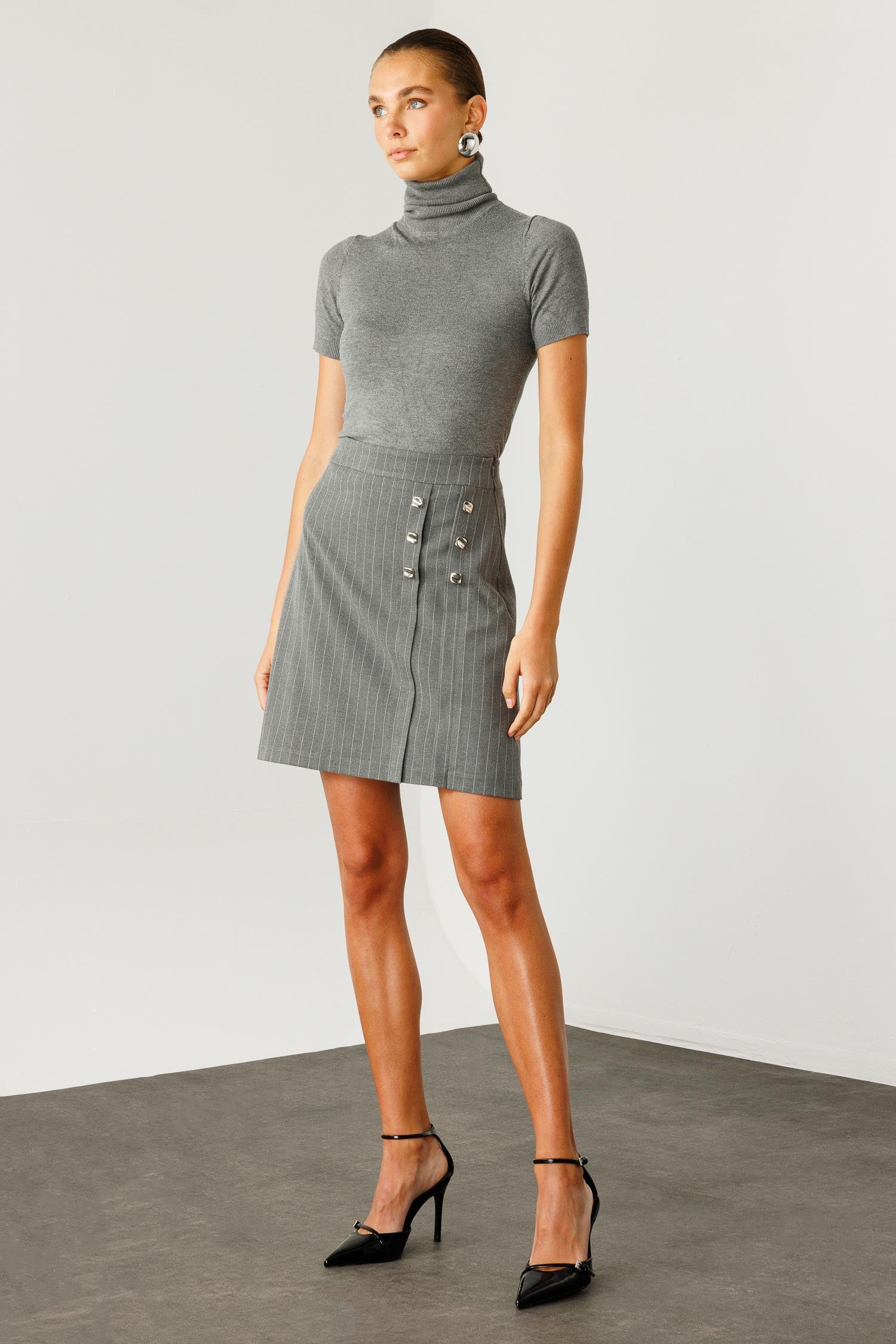 Modailgi  Düğme Detaylı Kısa Etek Gri