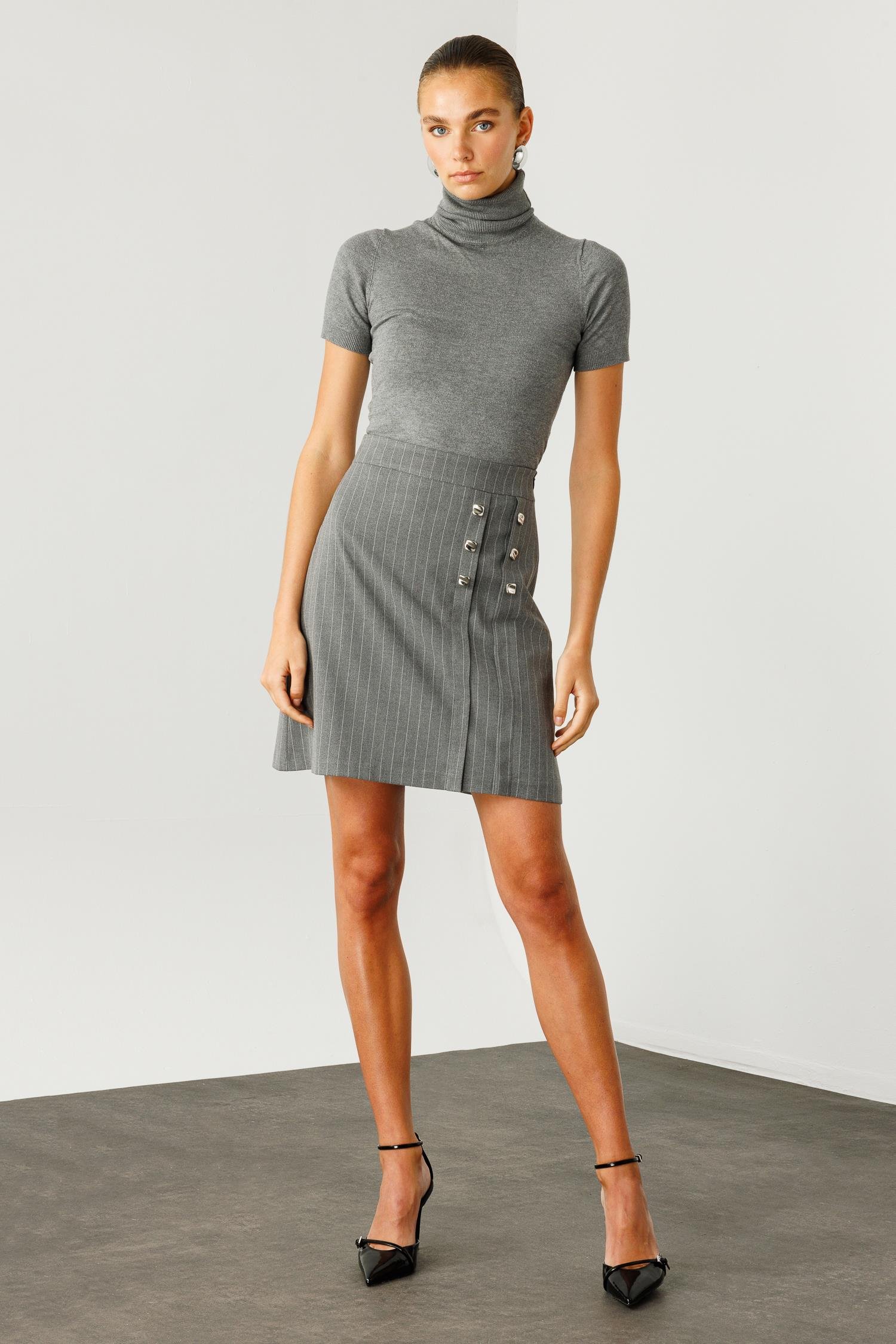 Modailgi  Düğme Detaylı Kısa Etek Gri