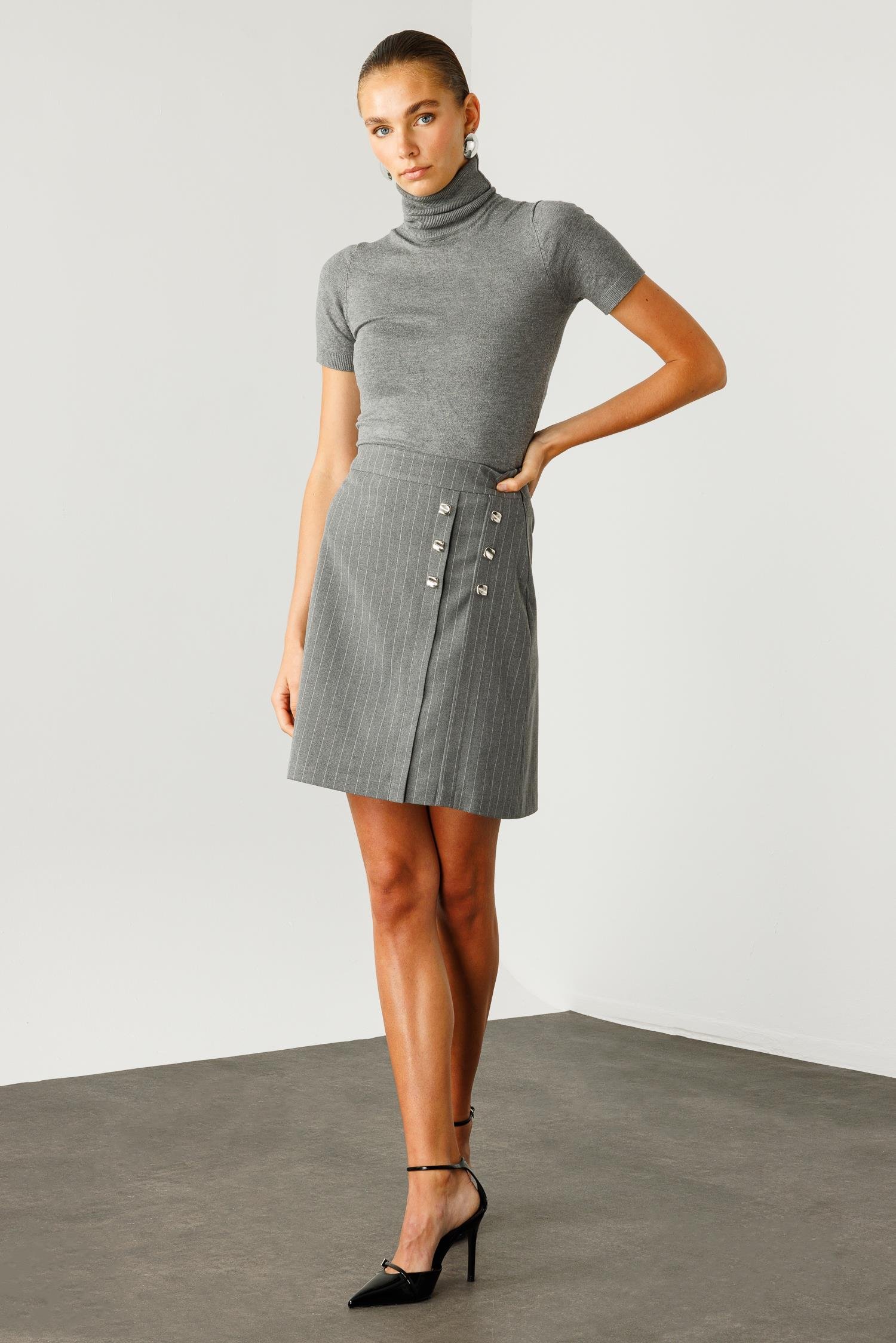 Modailgi  Düğme Detaylı Kısa Etek Gri