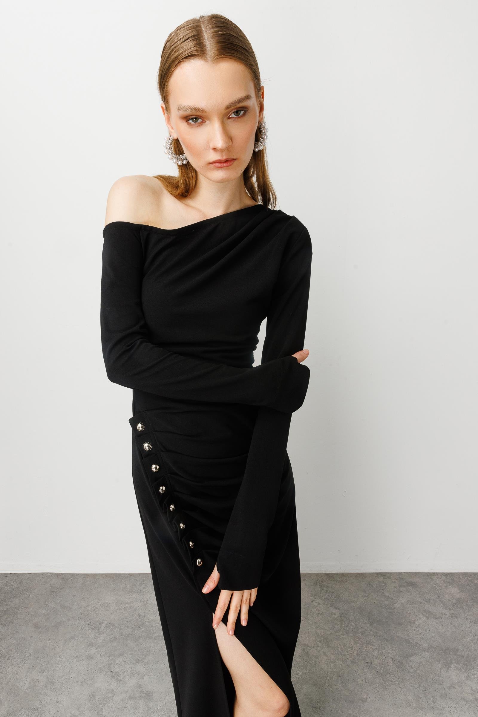 Modailgi  Düşük Kollu Yırtmaçlı Uzun Elbise Siyah