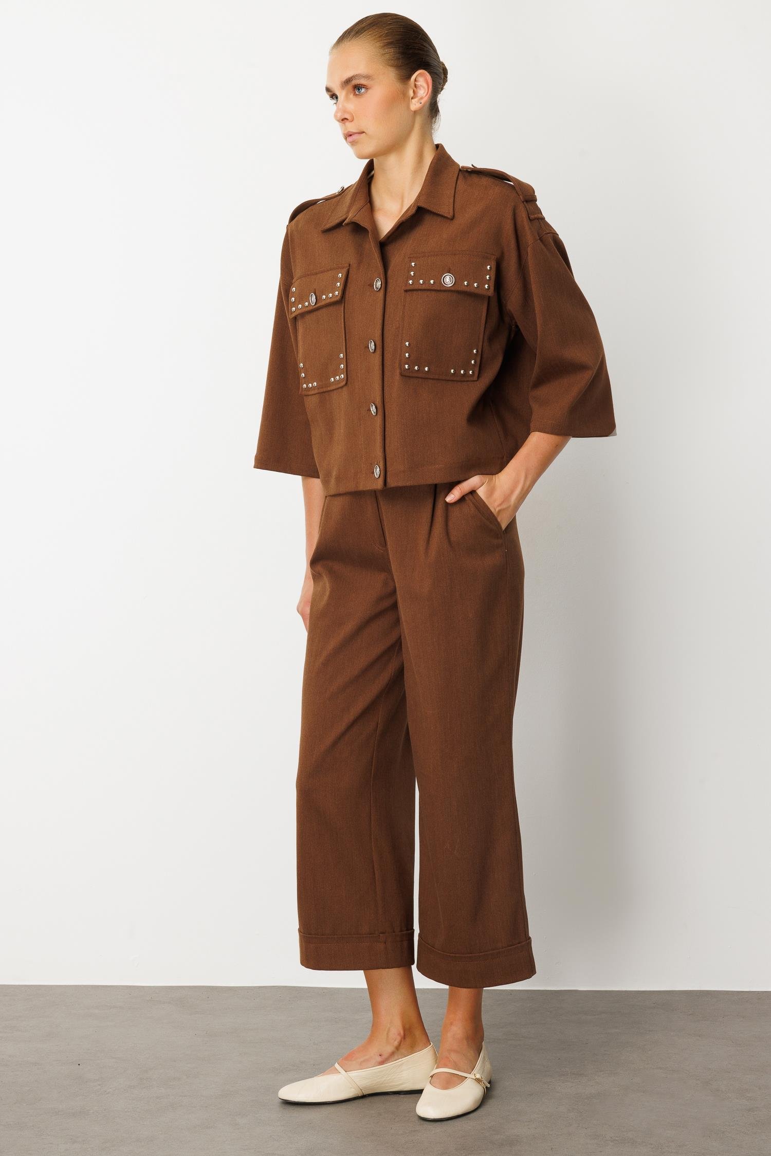 Modailgi  Düşük Omuz Apoletli Cepleri Trok Detaylı Kısa Oversize Ceket - 45013 Kahve