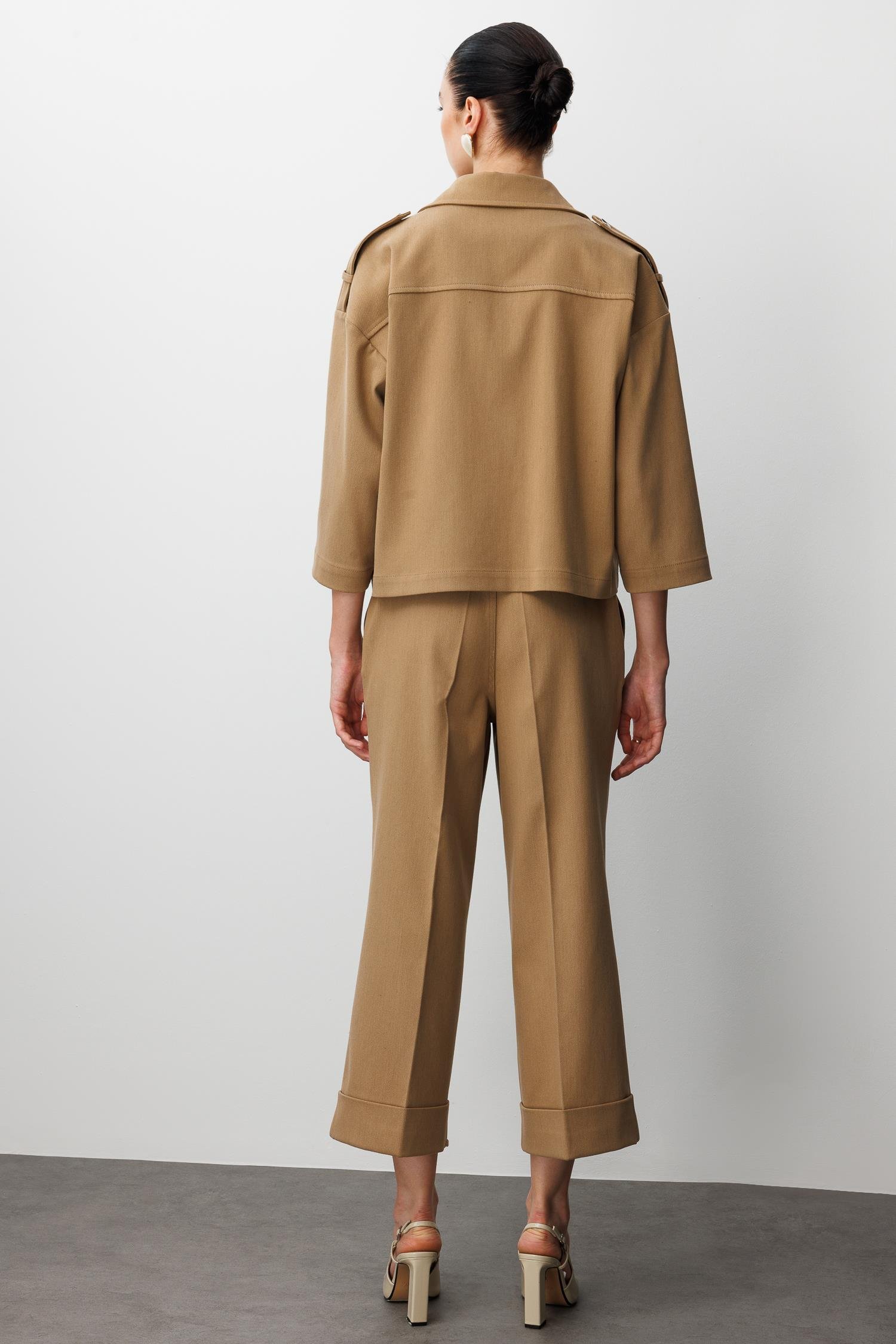 Modailgi  Düşük Omuz Apoletli Cepleri Trok Detaylı Kısa Oversize Ceket - 45013 Camel