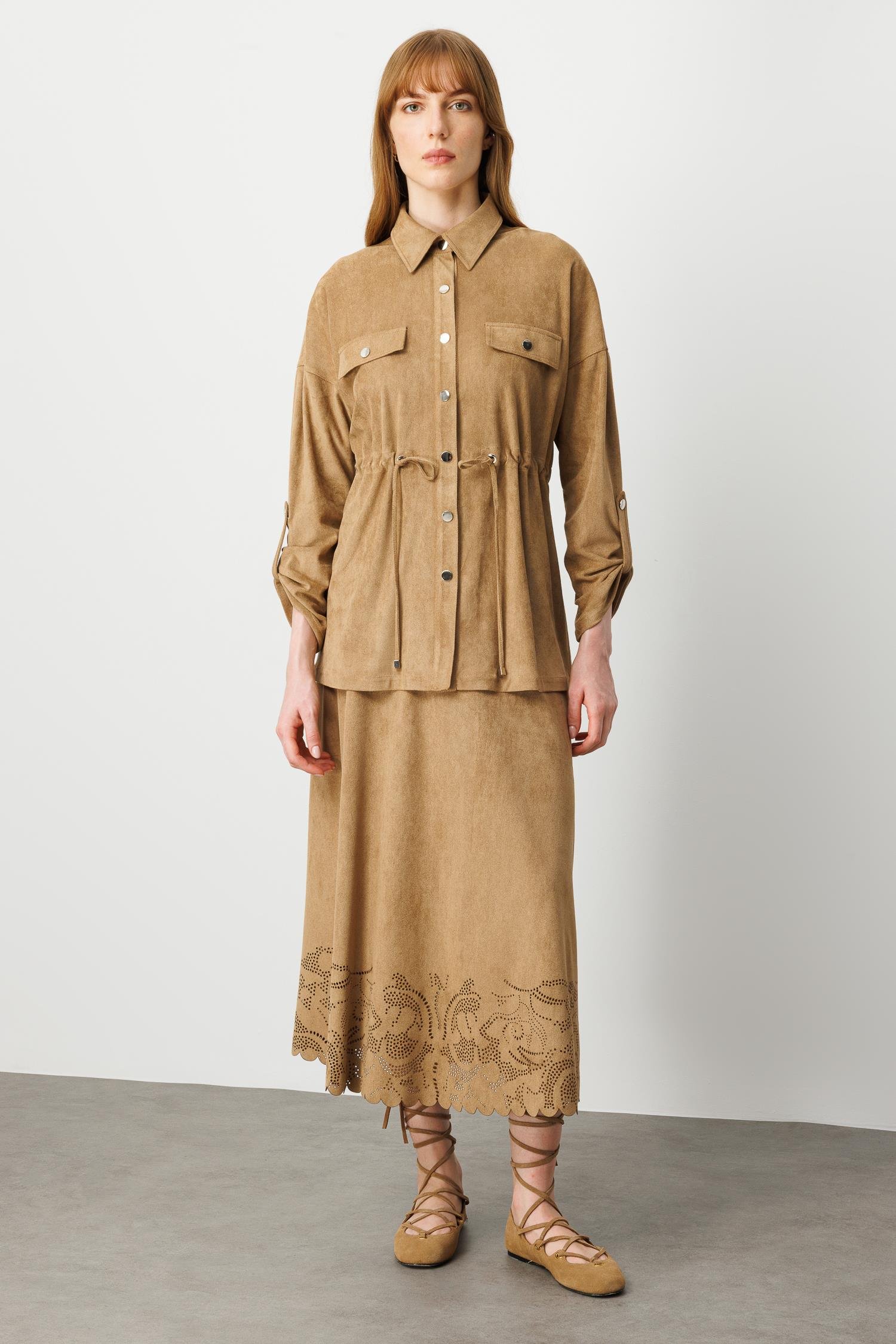 Modailgi  Düşük Omuz Kapak Cepli Sırtı Taş Ve Trok Detaylı Süet Gömlek Vizon