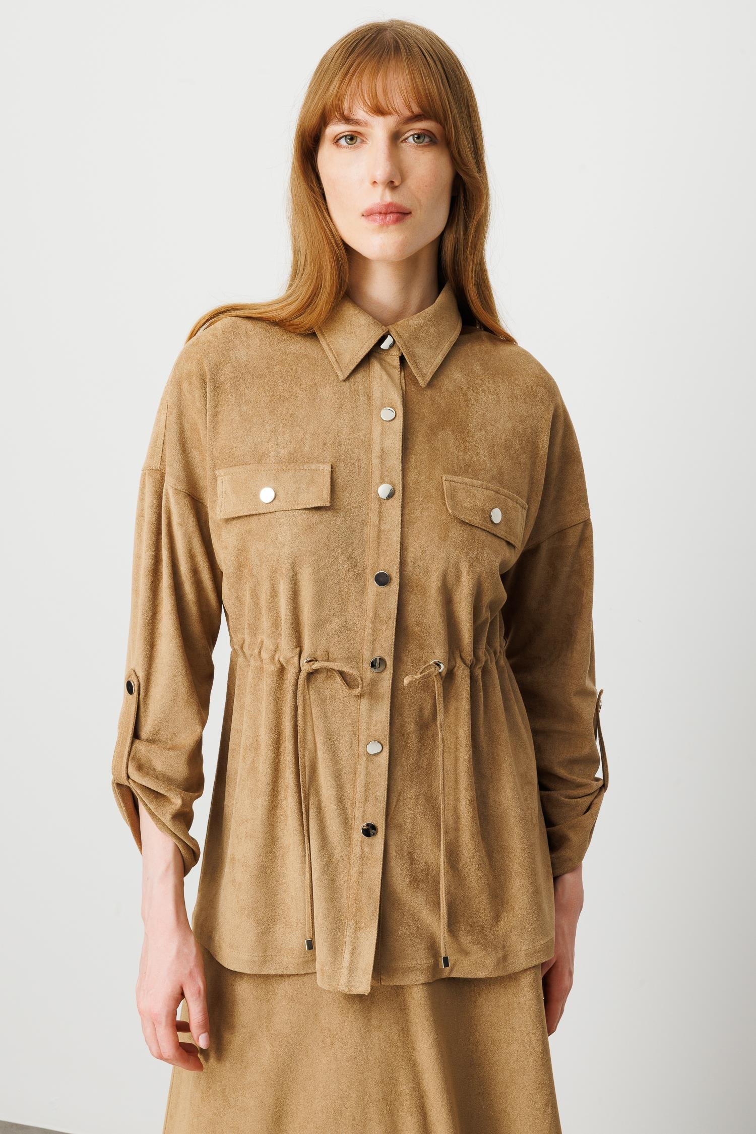 Modailgi  Düşük Omuz Kapak Cepli Sırtı Taş Ve Trok Detaylı Süet Gömlek Vizon