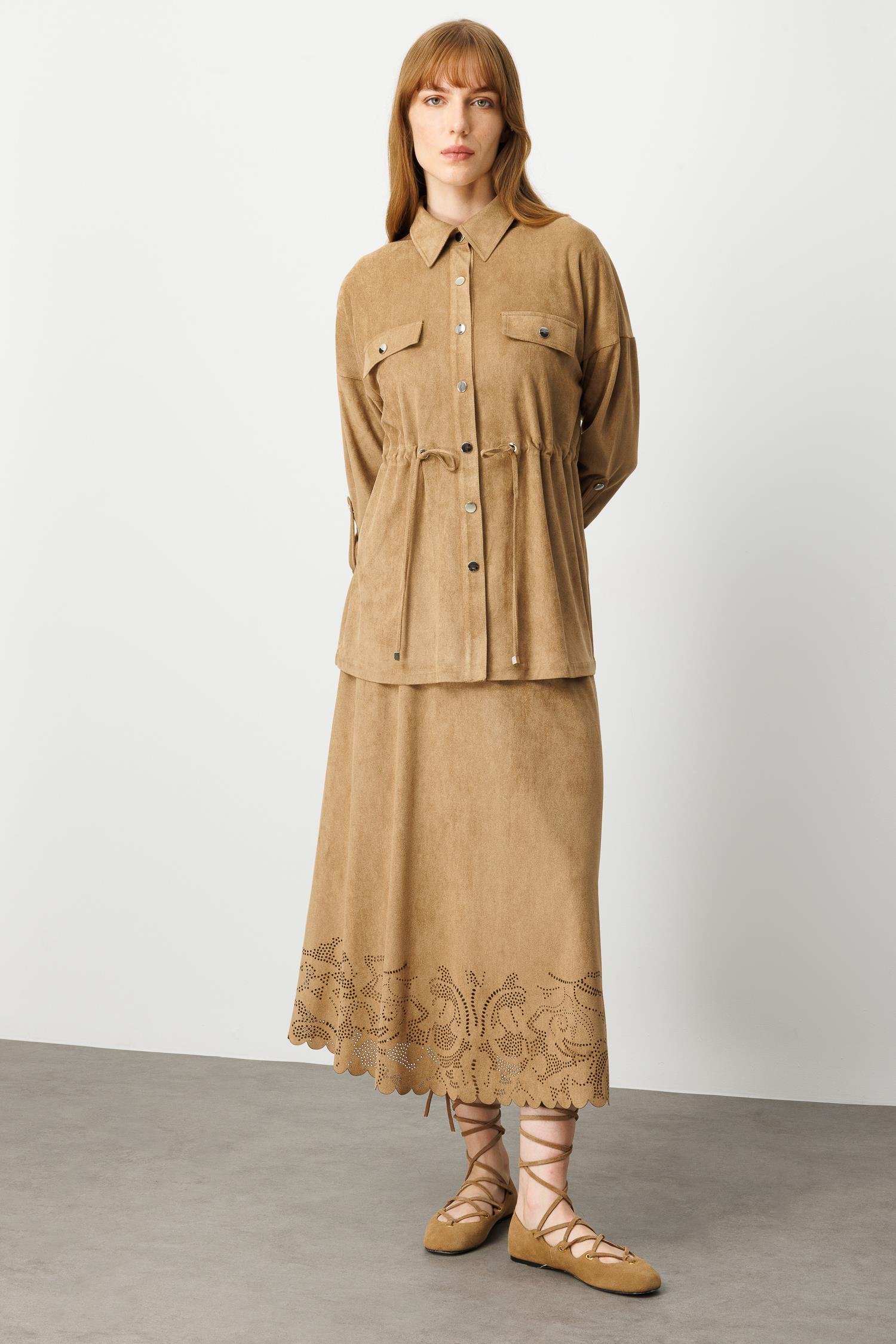 Modailgi  Düşük Omuz Kapak Cepli Sırtı Taş Ve Trok Detaylı Süet Gömlek Vizon