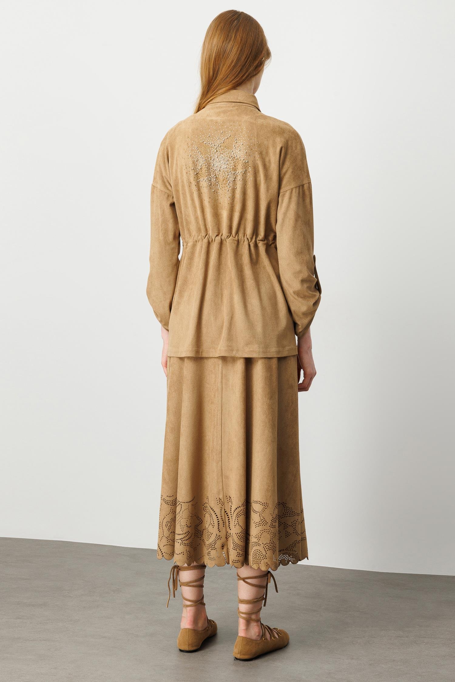 Modailgi  Düşük Omuz Kapak Cepli Sırtı Taş Ve Trok Detaylı Süet Gömlek Vizon