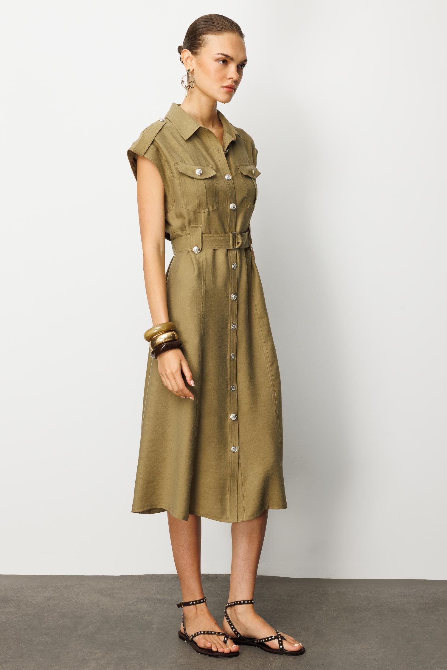 Modailgi  Düşük Omuzlu Apolet ve Kuşak Detaylı Düğme Kapamalı Midi Boy Elbise Haki