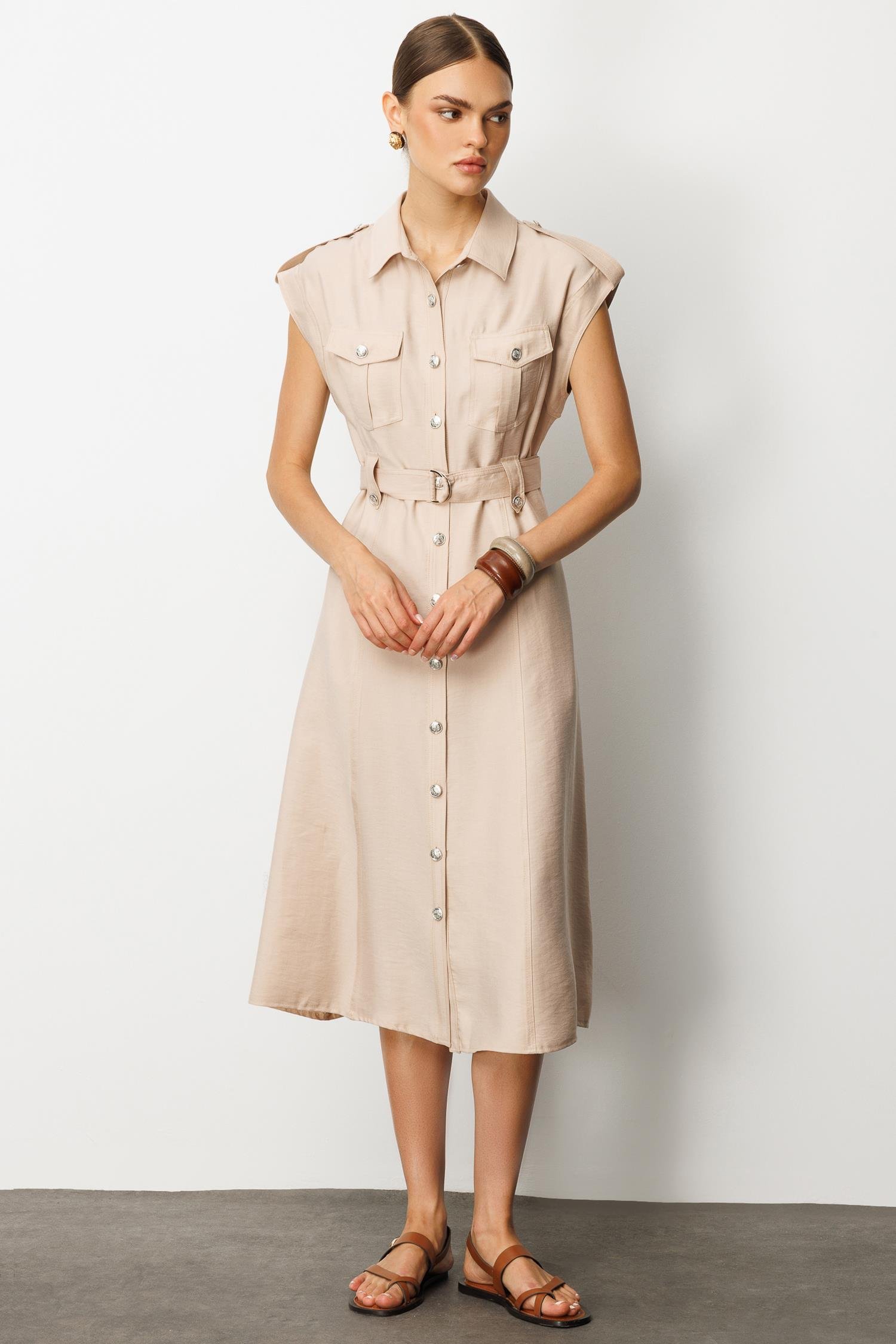 Modailgi  Düşük Omuzlu Apolet ve Kuşak Detaylı Düğme Kapamalı Midi Boy Elbise Bej