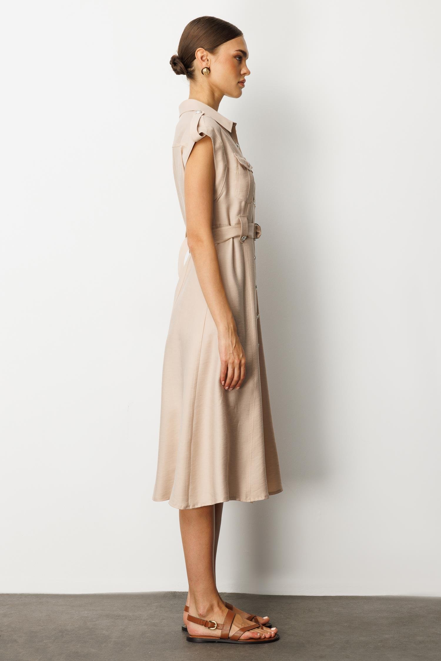 Modailgi  Düşük Omuzlu Apolet ve Kuşak Detaylı Düğme Kapamalı Midi Boy Elbise Bej