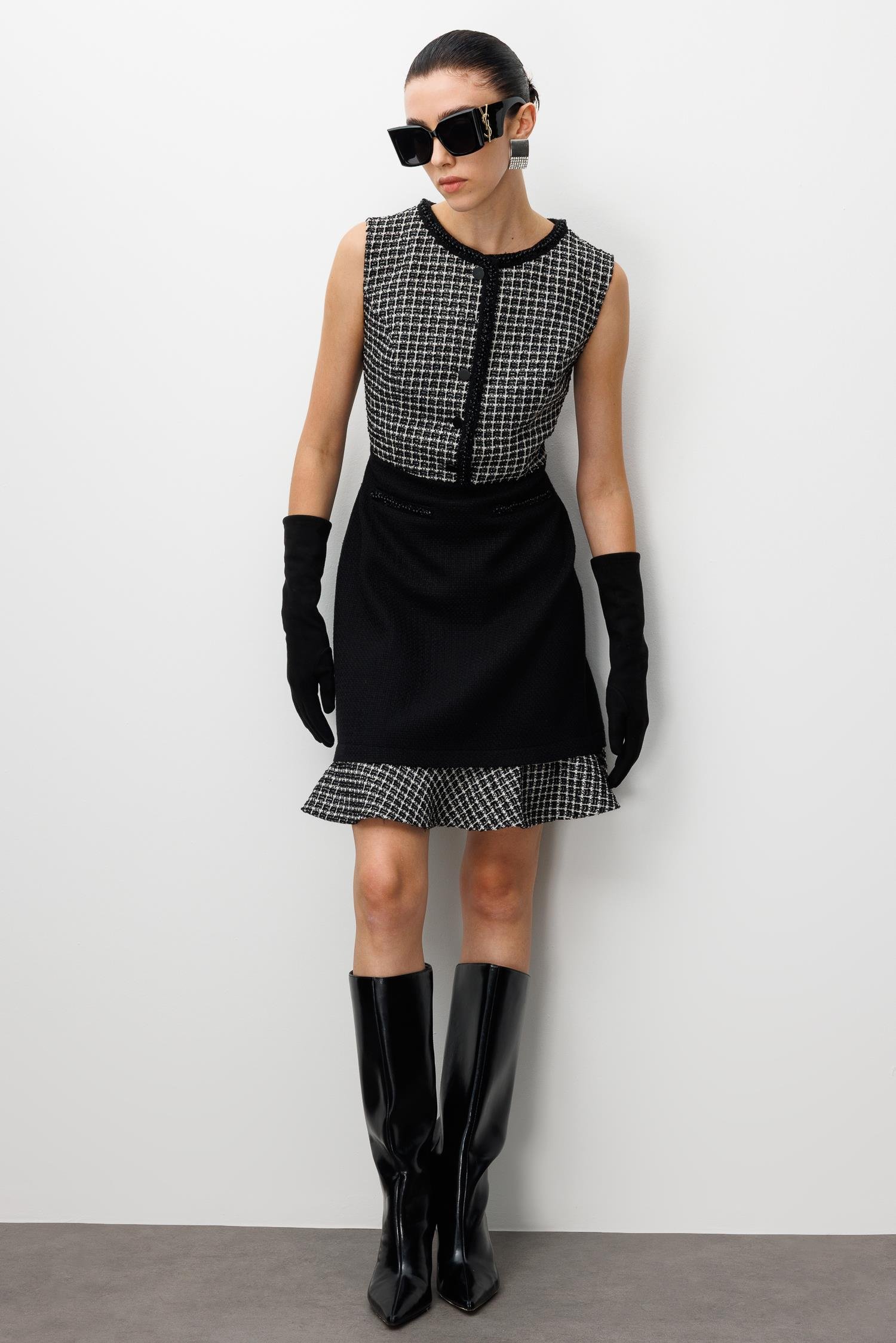 Modailgi  Düz Tuvit Kumaş Garnili İnci Detaylı Etek Ucu Volanlı Tuvit Elbise SİYAH-BEYAZ