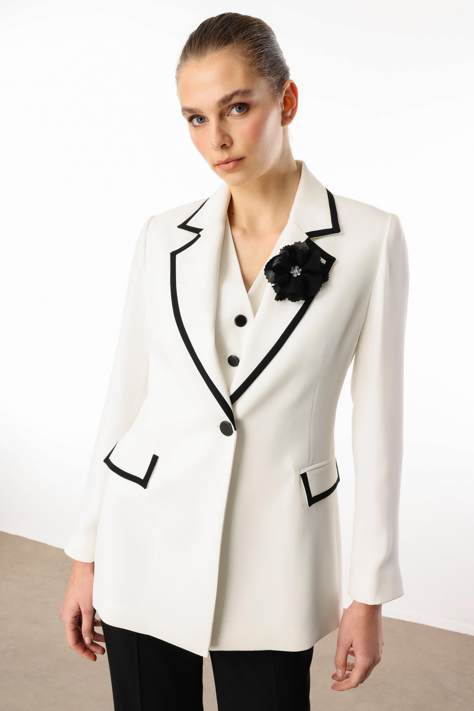 Modailgi  Enküstre Bant Detaylı Gül Broş Aksesuarlı Yelek Ceket - 40074 Ekru