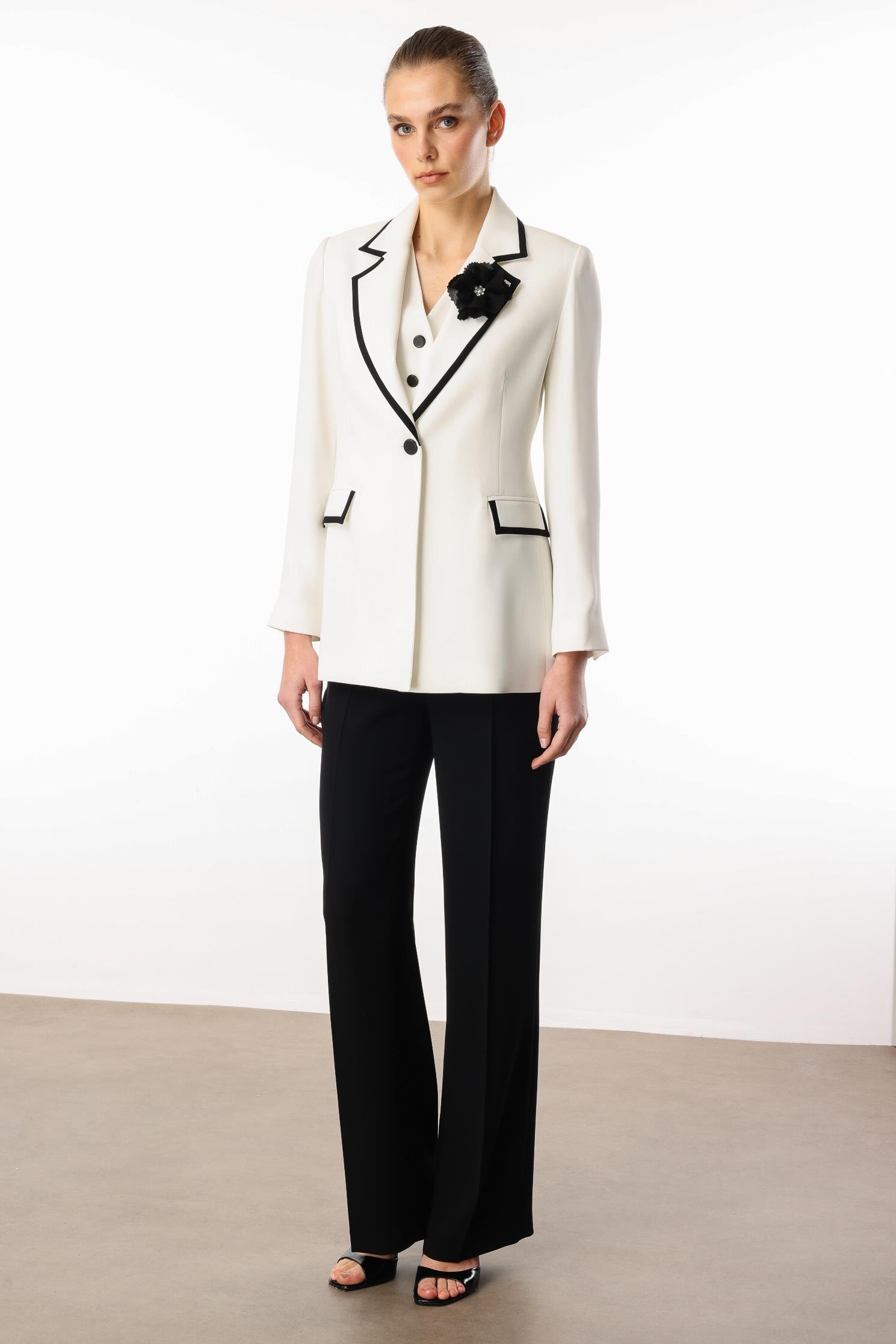 Modailgi  Enküstre Bant Detaylı Gül Broş Aksesuarlı Yelek Ceket - 40074 Ekru