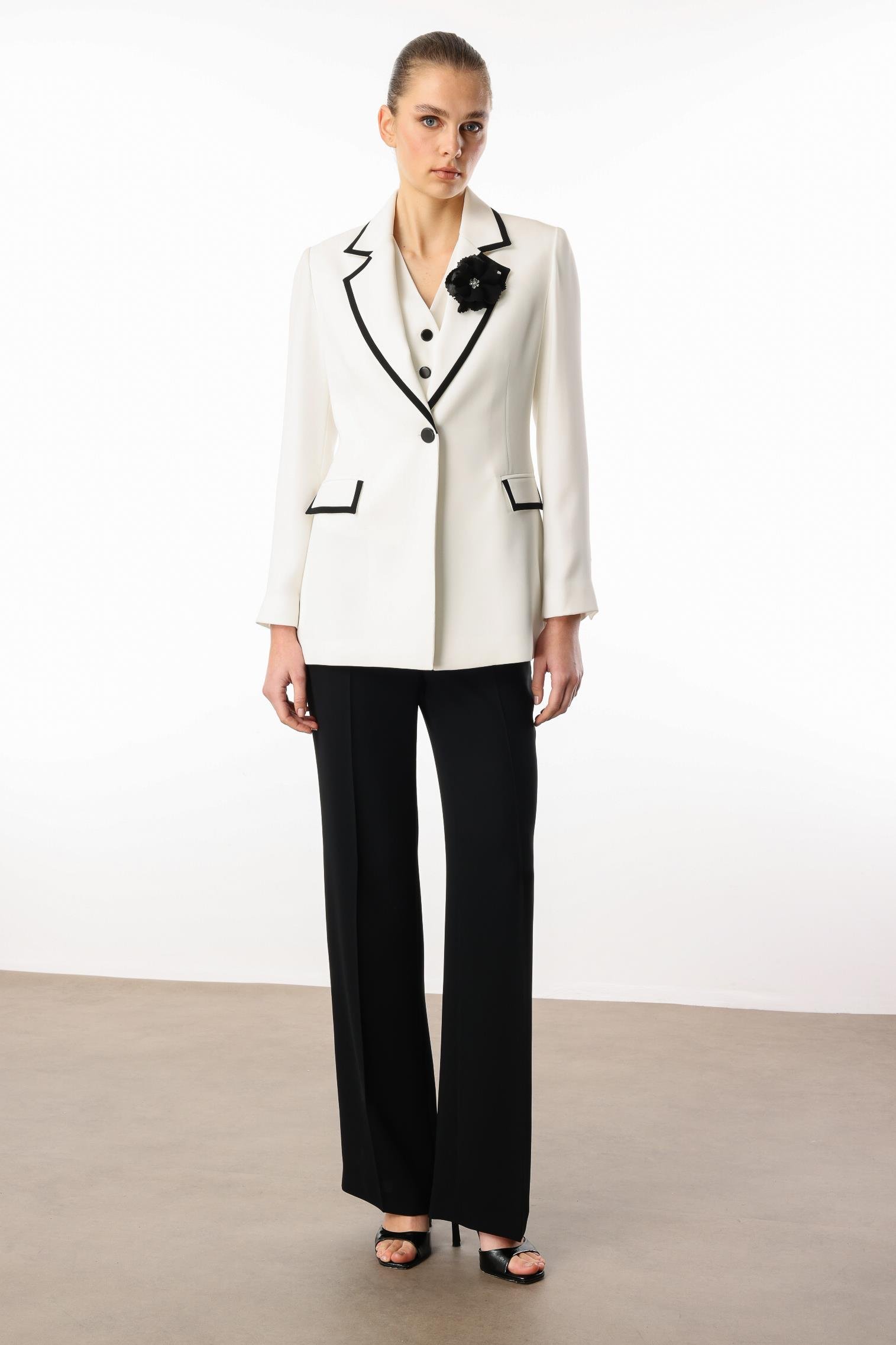 Modailgi  Enküstre Bant Detaylı Gül Broş Aksesuarlı Yelek Ceket - 40074 Ekru