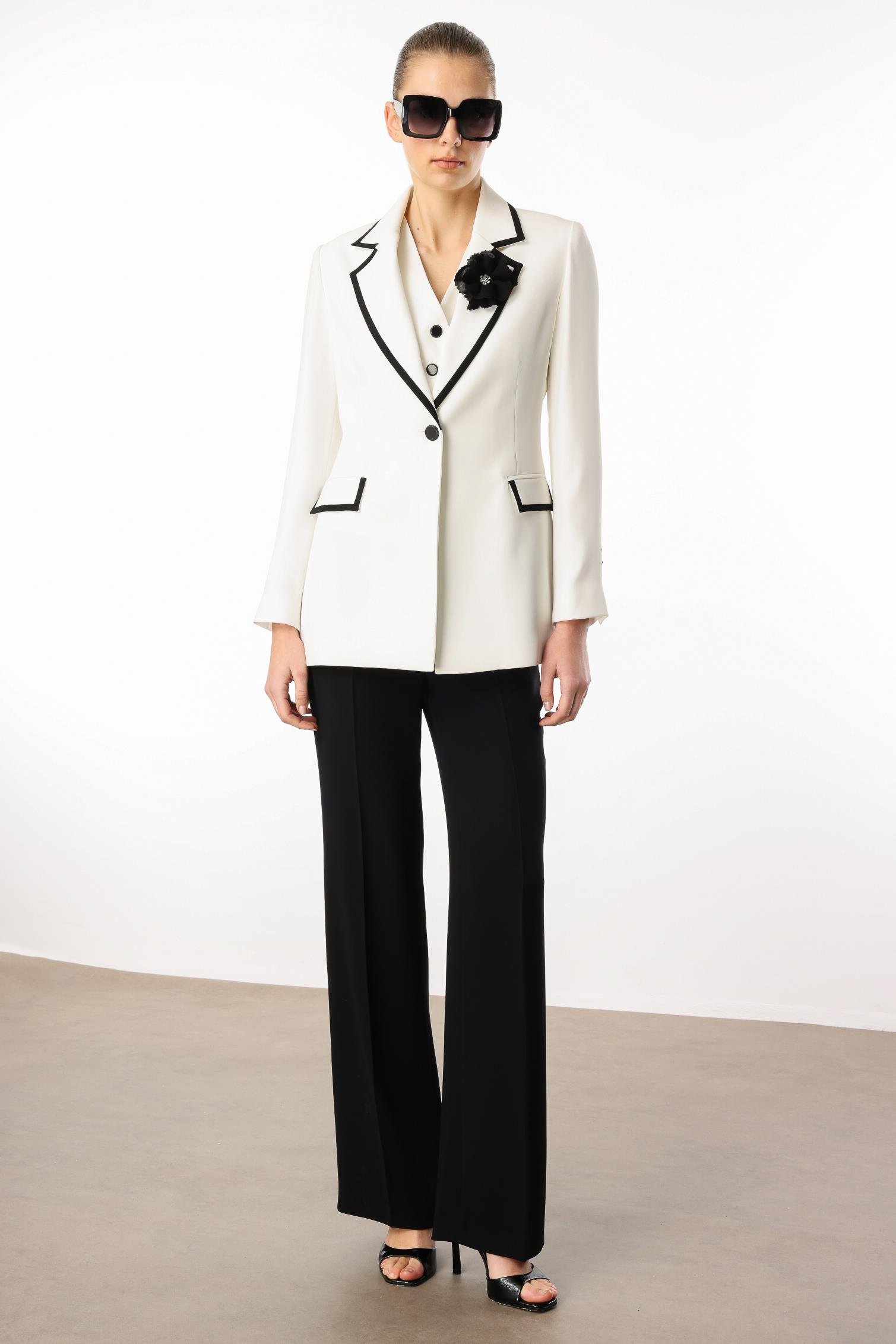 Modailgi  Enküstre Bant Detaylı Gül Broş Aksesuarlı Yelek Ceket - 40074 Ekru