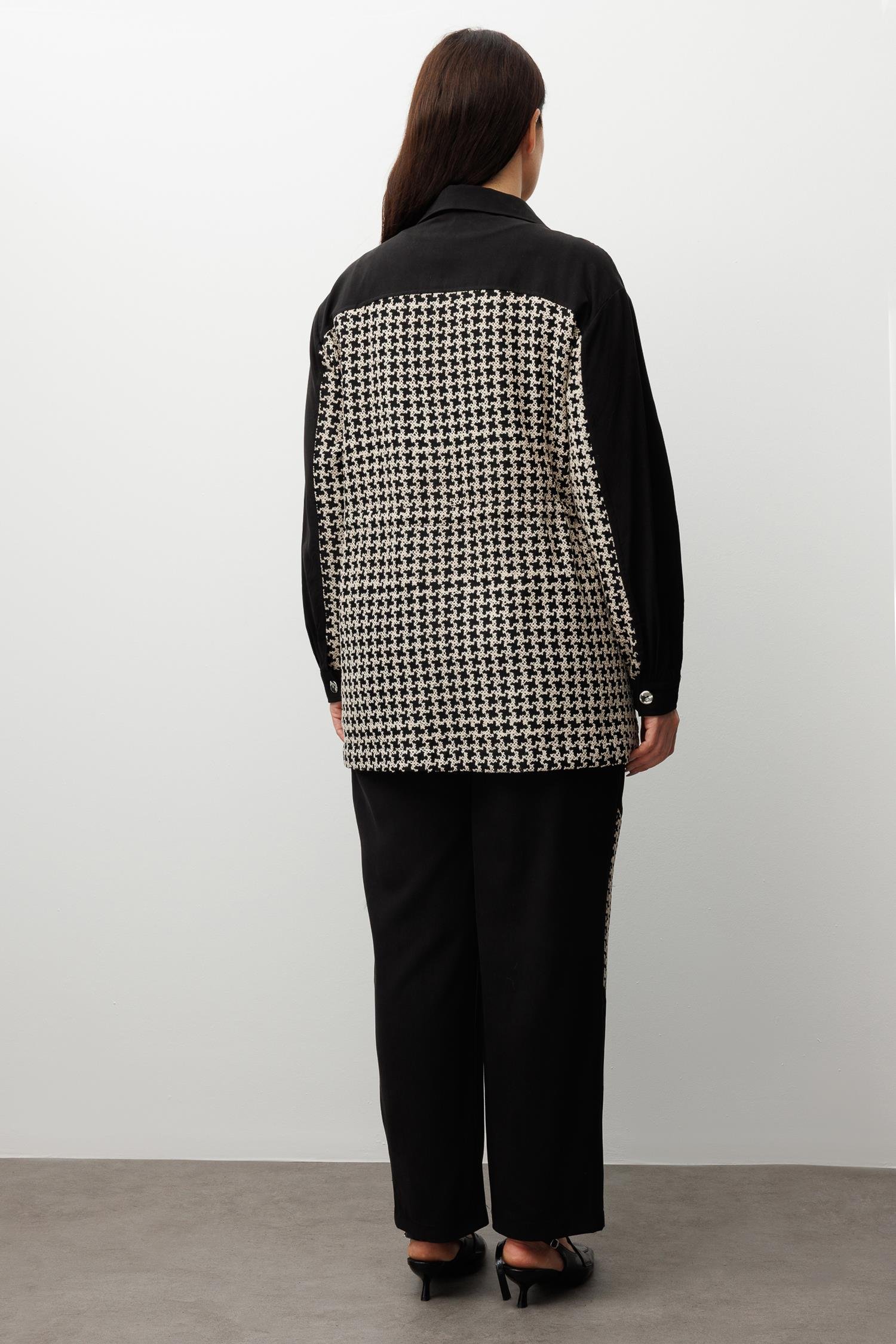 Modailgi  Erkek Yaka Beli Büzgülü Kazayağı Desen Nakışlı Kumaş Düğme Detaylı Tunik Siyah