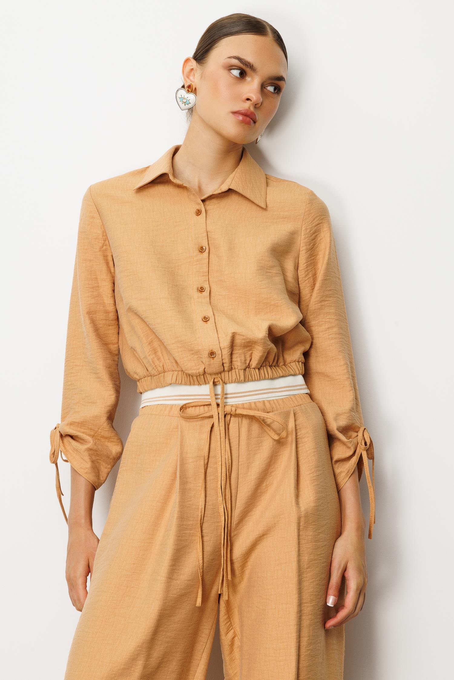 Modailgi  Etek Ucu Lastik ve Ribana Detaylı Bağlamalı Kısa Bluz Gömlek Tarçın