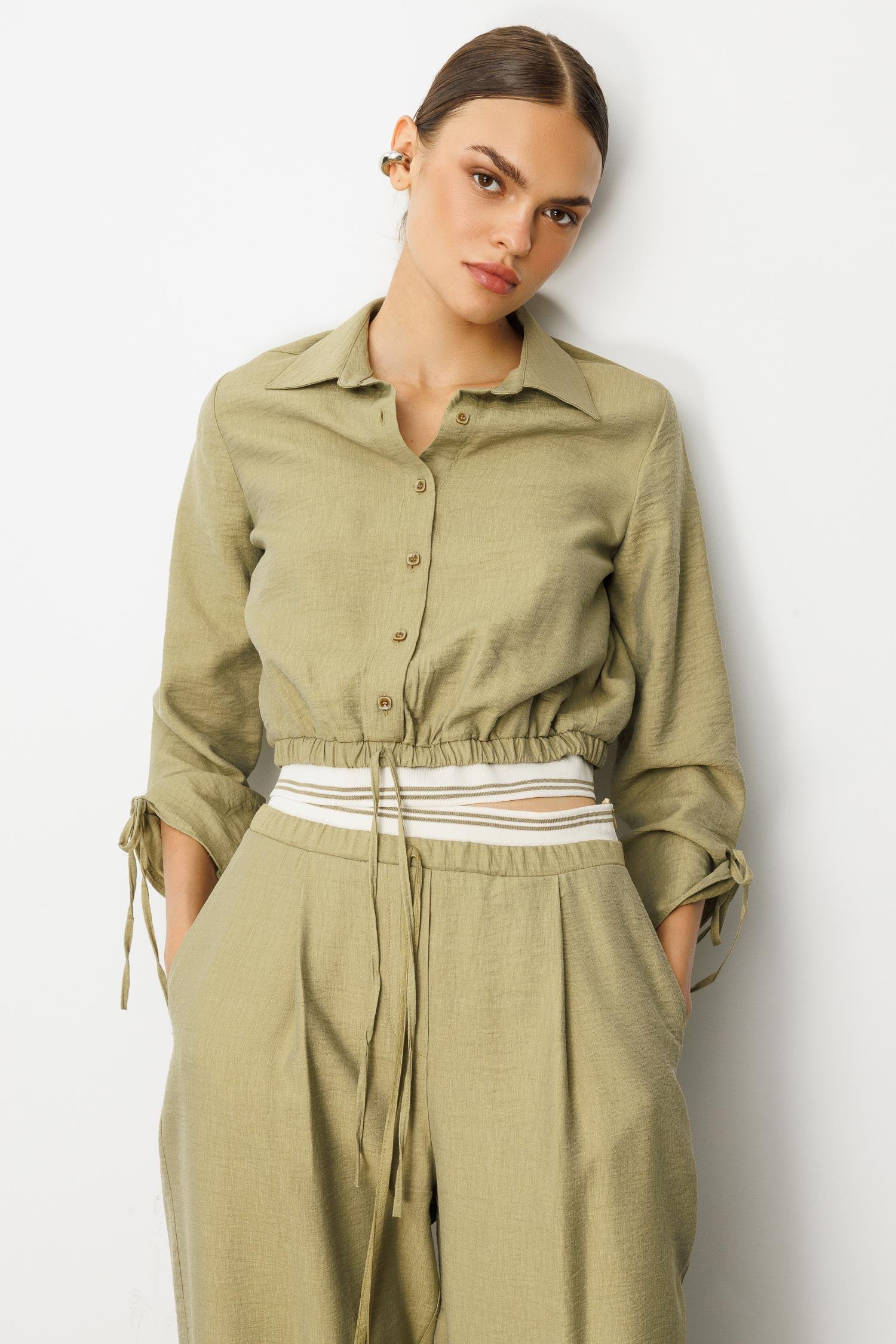 Modailgi  Etek Ucu Lastik ve Ribana Detaylı Bağlamalı Kısa Bluz Gömlek Yağ Yeşili