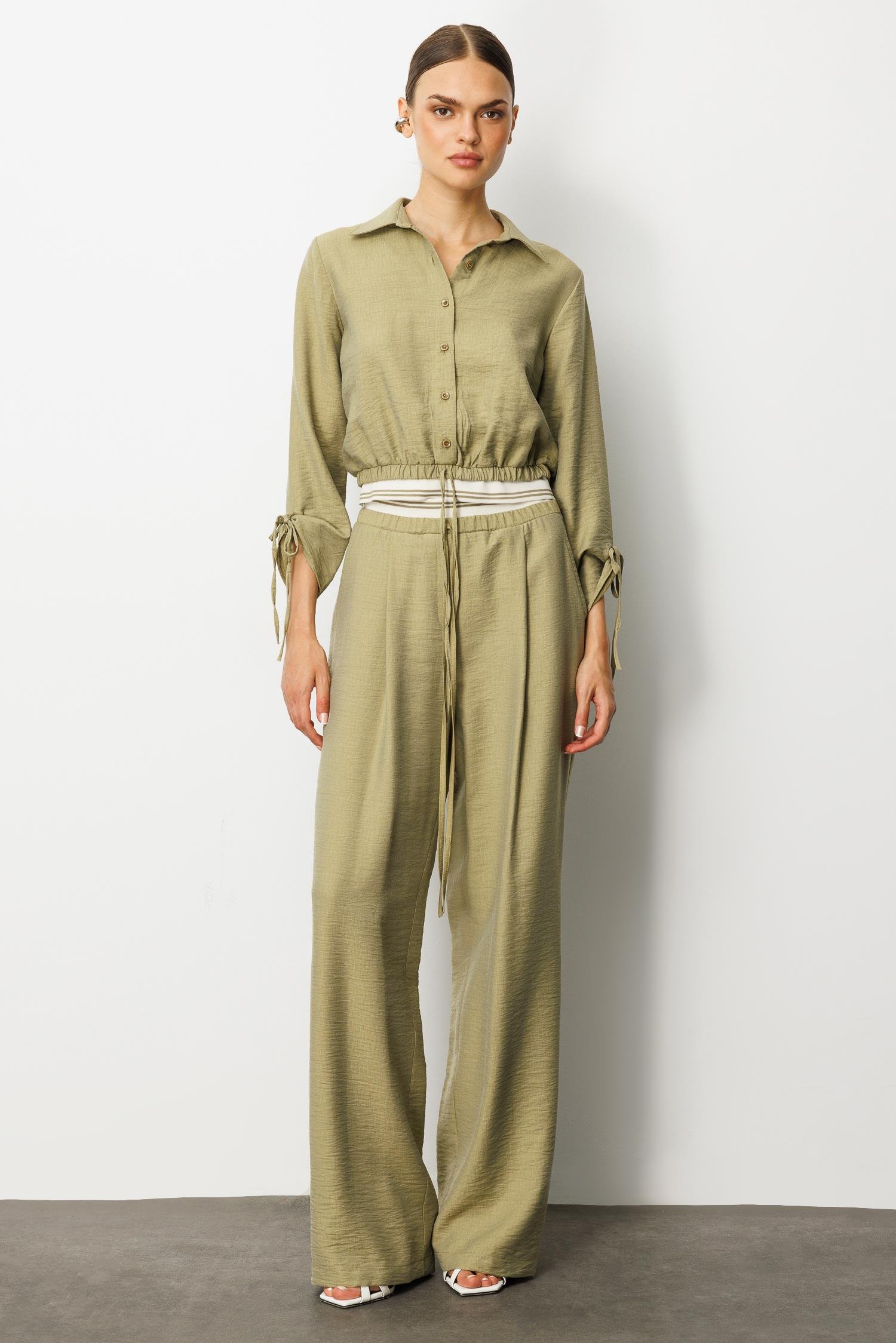 Modailgi  Etek Ucu Lastik ve Ribana Detaylı Bağlamalı Kısa Bluz Gömlek Yağ Yeşili