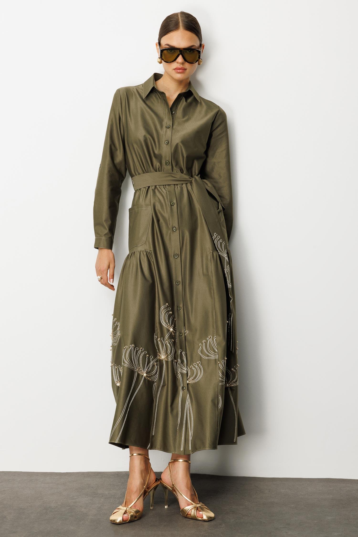 Modailgi  Etek Ucu Nakış ve İşlemeli Beli Lastikli Kuşaklı Safari Kol Uzun Elbise Haki