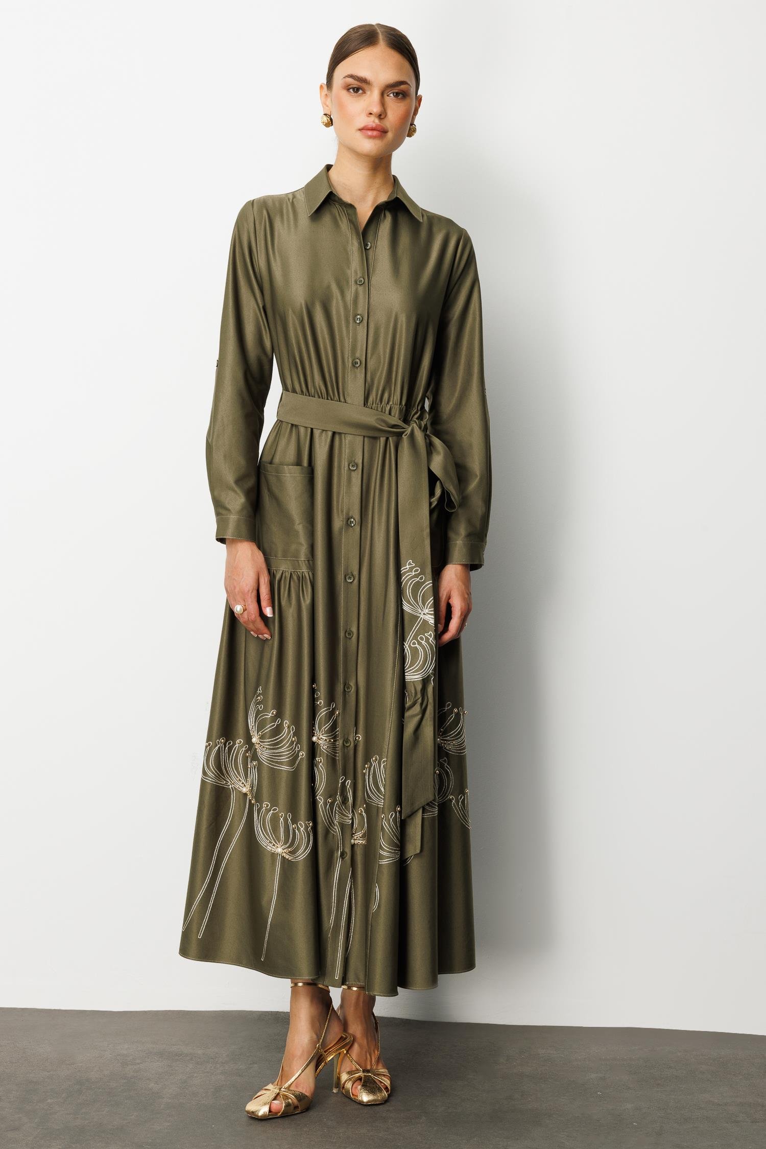 Modailgi  Etek Ucu Nakış ve İşlemeli Beli Lastikli Kuşaklı Safari Kol Uzun Elbise Haki