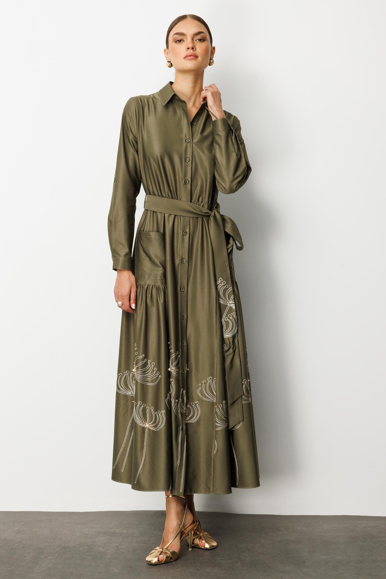 Modailgi  Etek Ucu Nakış ve İşlemeli Beli Lastikli Kuşaklı Safari Kol Uzun Elbise Haki