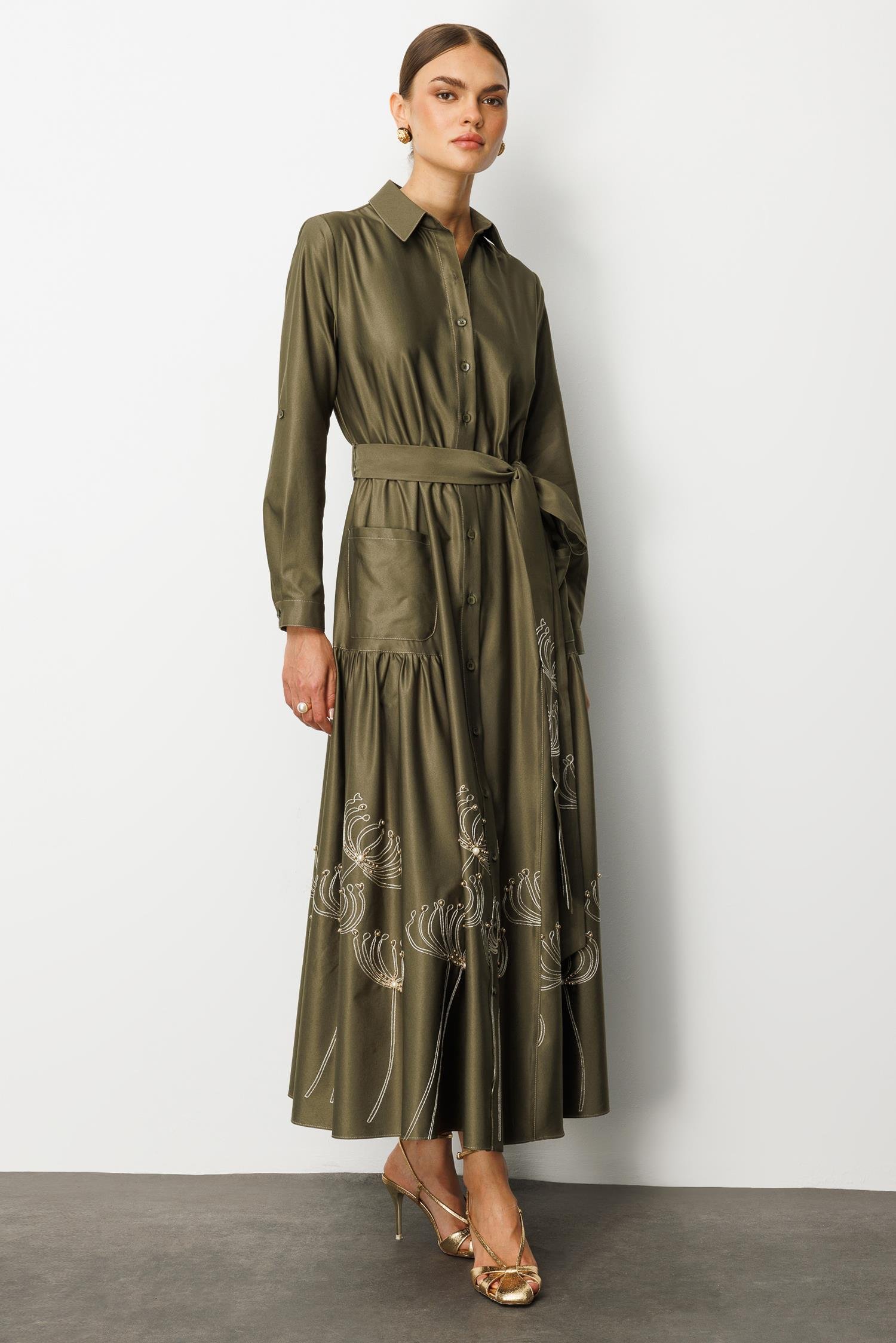 Modailgi  Etek Ucu Nakış ve İşlemeli Beli Lastikli Kuşaklı Safari Kol Uzun Elbise Haki