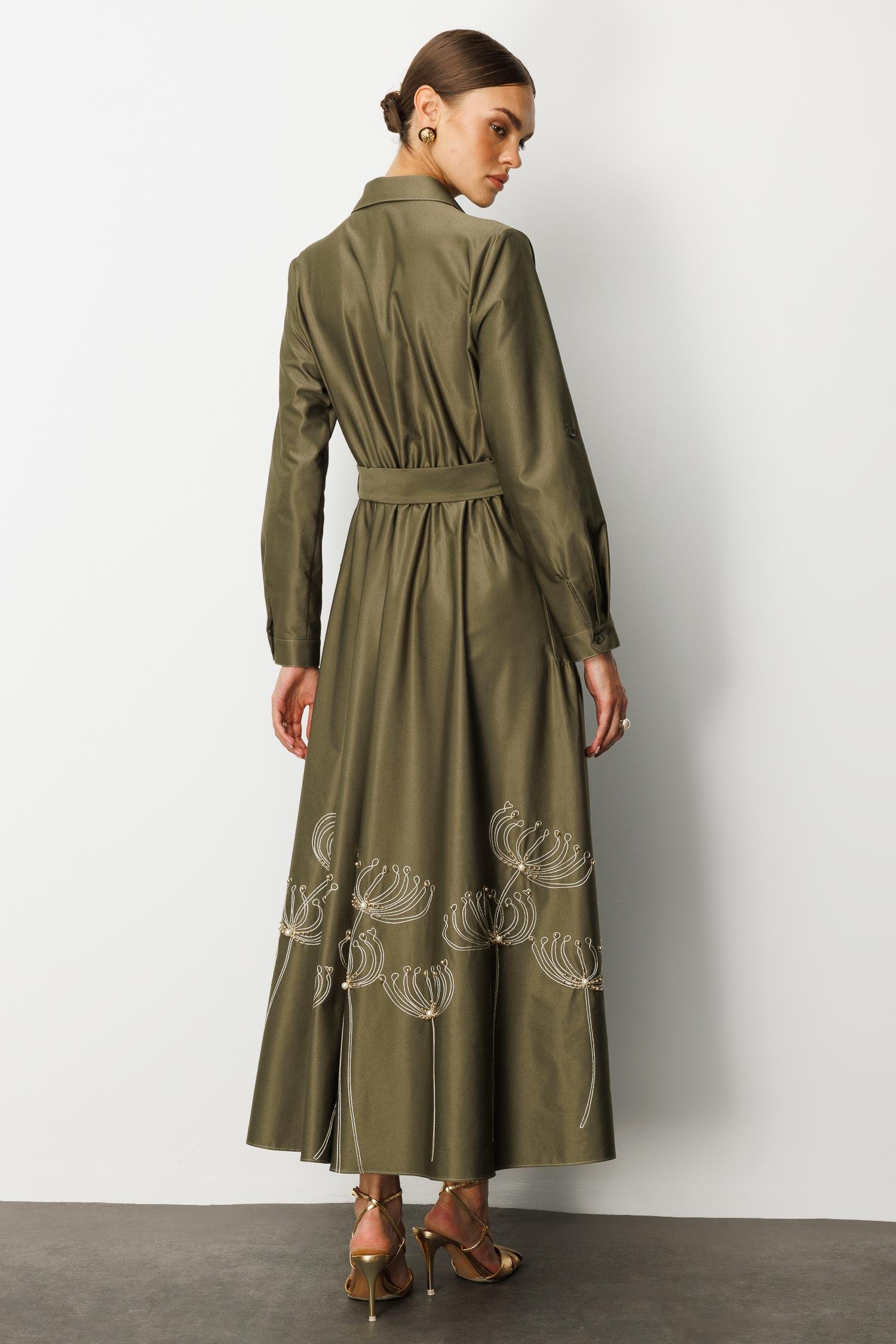 Modailgi  Etek Ucu Nakış ve İşlemeli Beli Lastikli Kuşaklı Safari Kol Uzun Elbise Haki