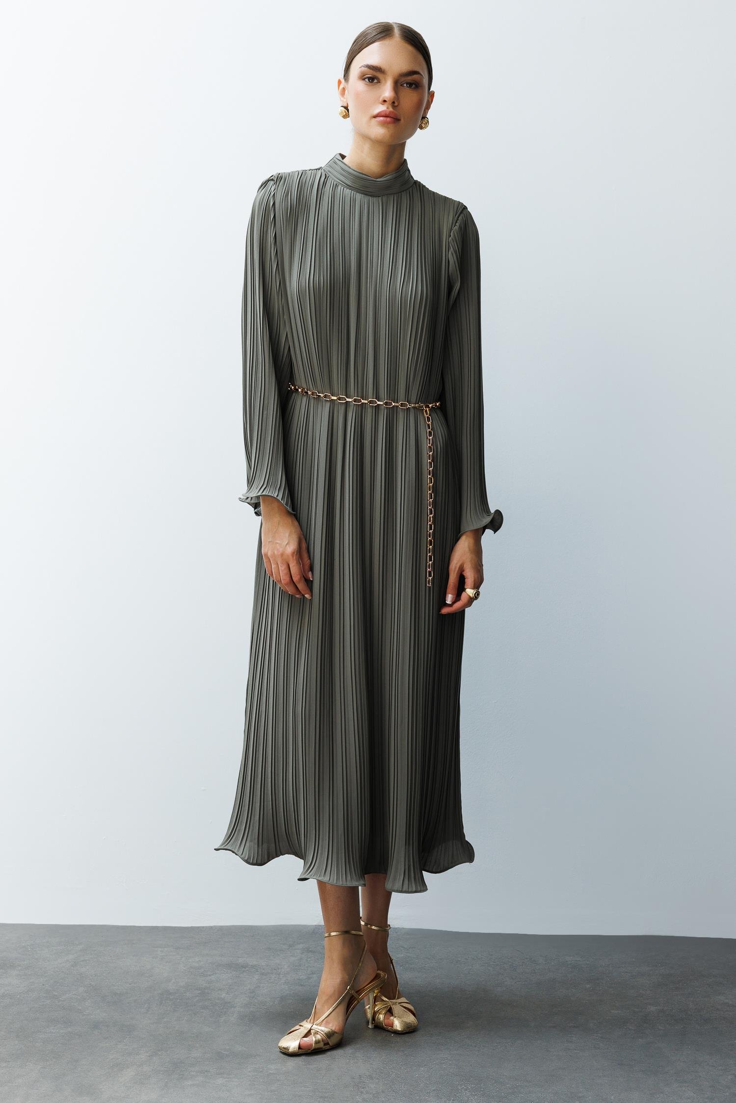 Modailgi  Etek ve Kol Ucu Volanlı Pliseli Zincir Kemerli Midi Boy Elbise Haki