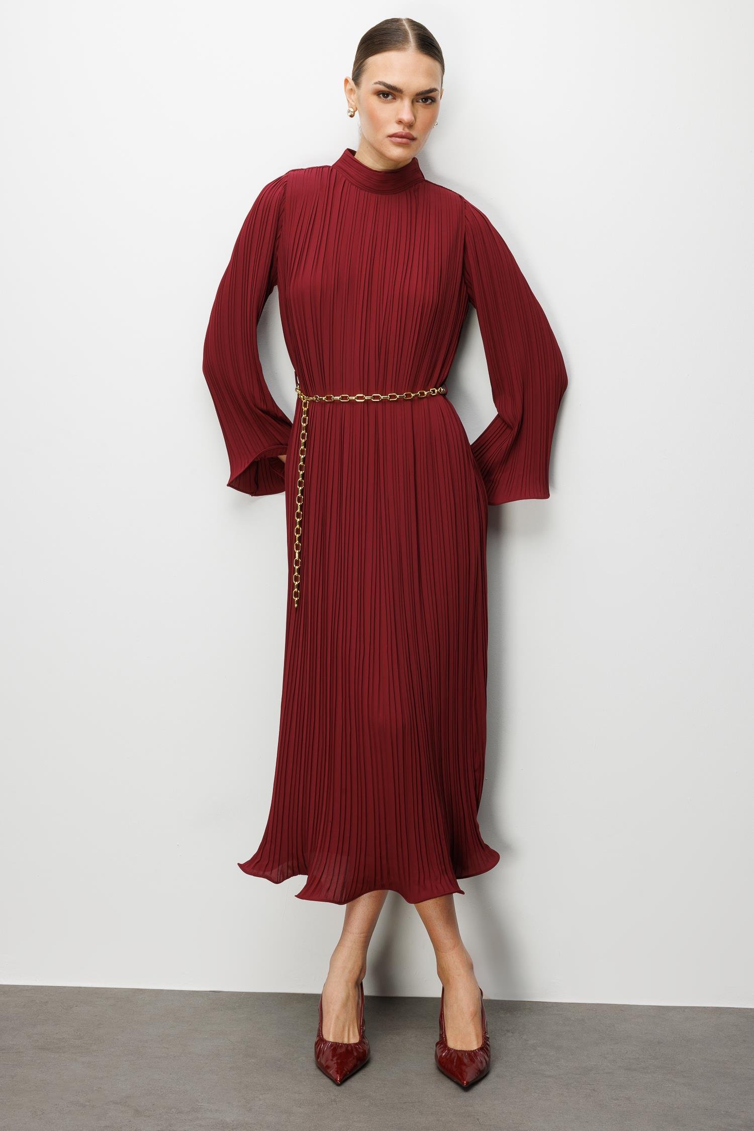 Modailgi  Etek ve Kol Ucu Volanlı Pliseli Zincir Kemerli Midi Boy Elbise Bordo