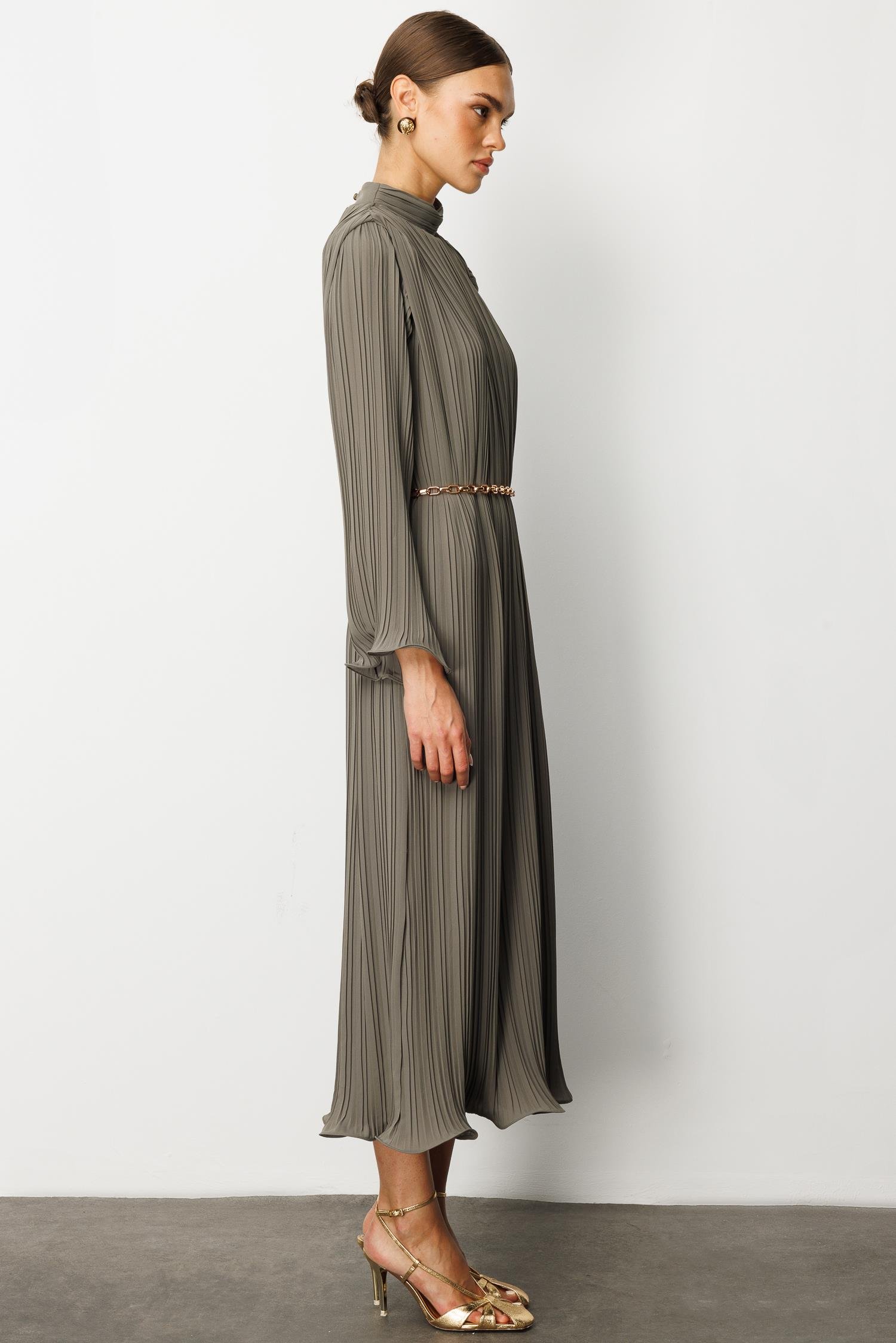 Modailgi  Etek ve Kol Ucu Volanlı Pliseli Zincir Kemerli Midi Boy Elbise Haki