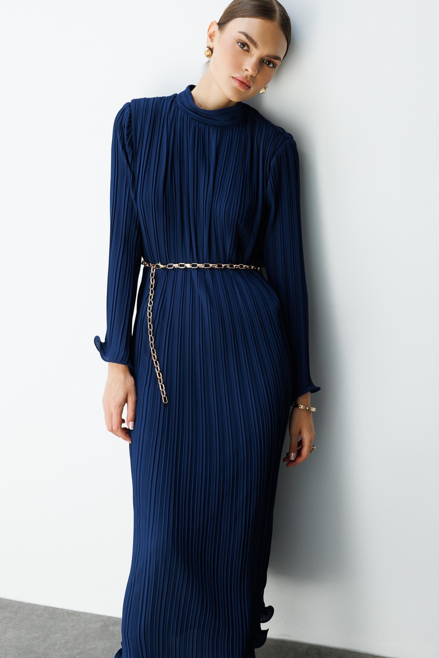 Modailgi  Etek ve Kol Ucu Volanlı Pliseli Zincir Kemerli Midi Boy Elbise Lacivert