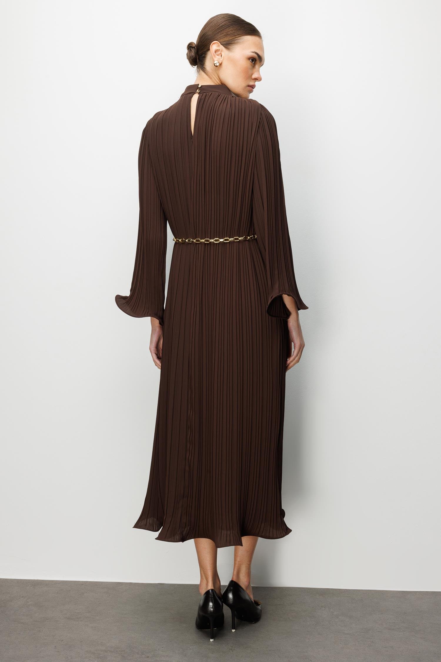 Modailgi  Etek ve Kol Ucu Volanlı Pliseli Zincir Kemerli Midi Boy Elbise Kahve