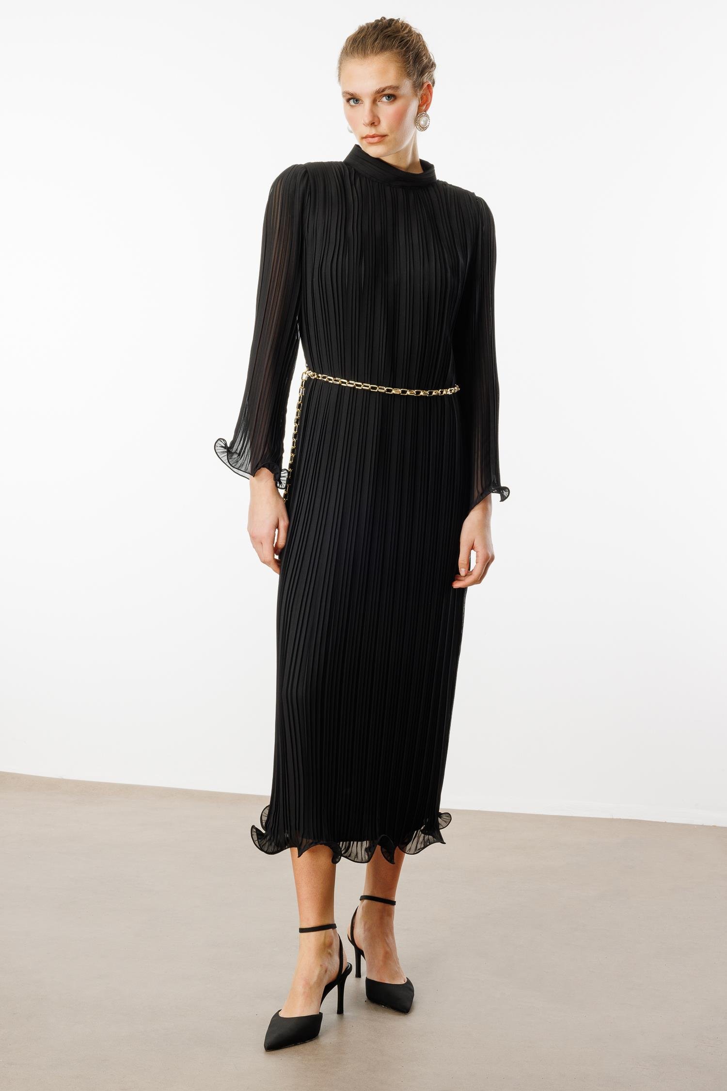 Modailgi  Etek ve Kol Ucu Volanlı Pliseli Zincir Kemerli Midi Boy Elbise Siyah
