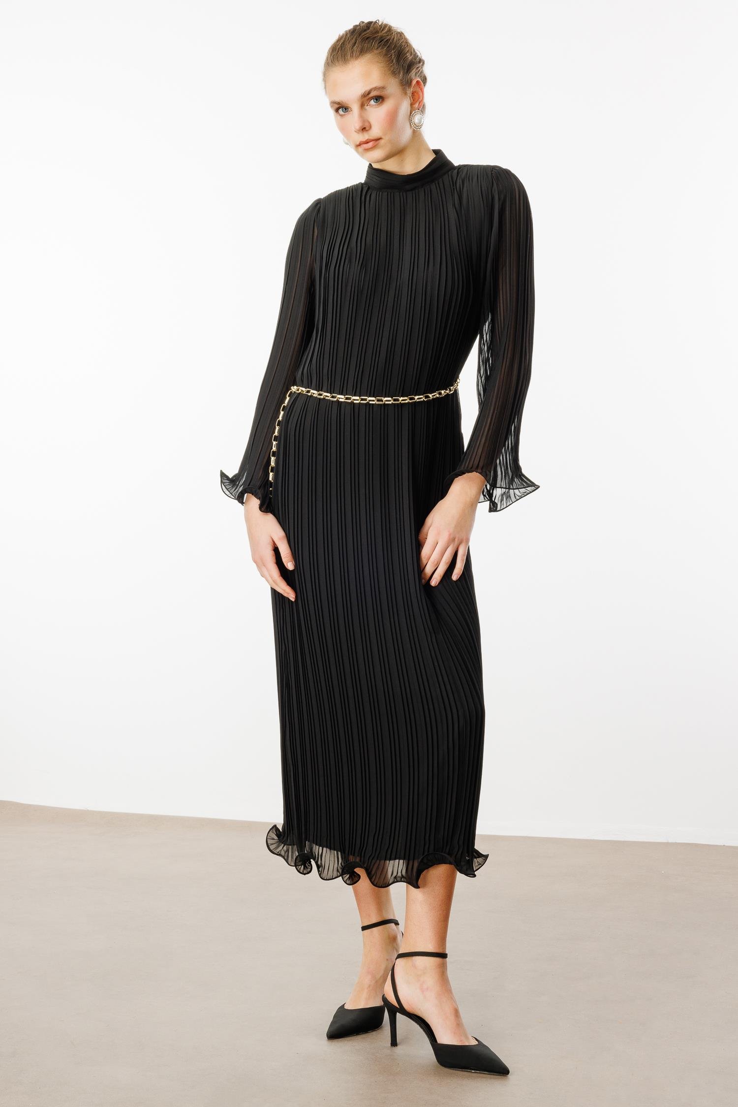 Modailgi  Etek ve Kol Ucu Volanlı Pliseli Zincir Kemerli Midi Boy Elbise Siyah