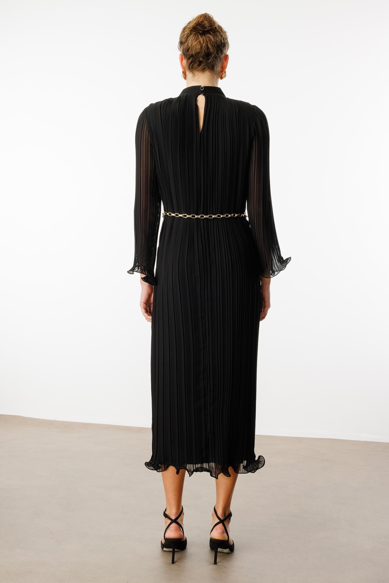 Modailgi  Etek ve Kol Ucu Volanlı Pliseli Zincir Kemerli Midi Boy Elbise Siyah